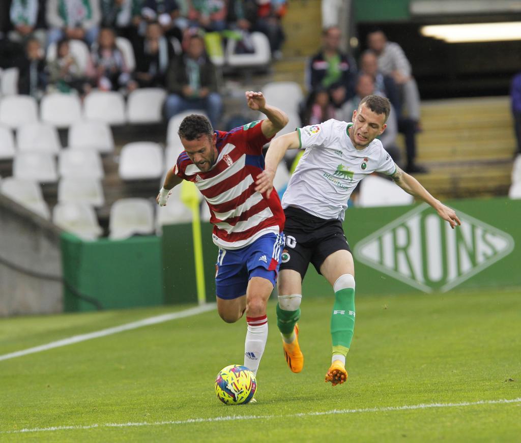 Íñigo Vicente disputa un balón con Quini en el partido ante el Granada
