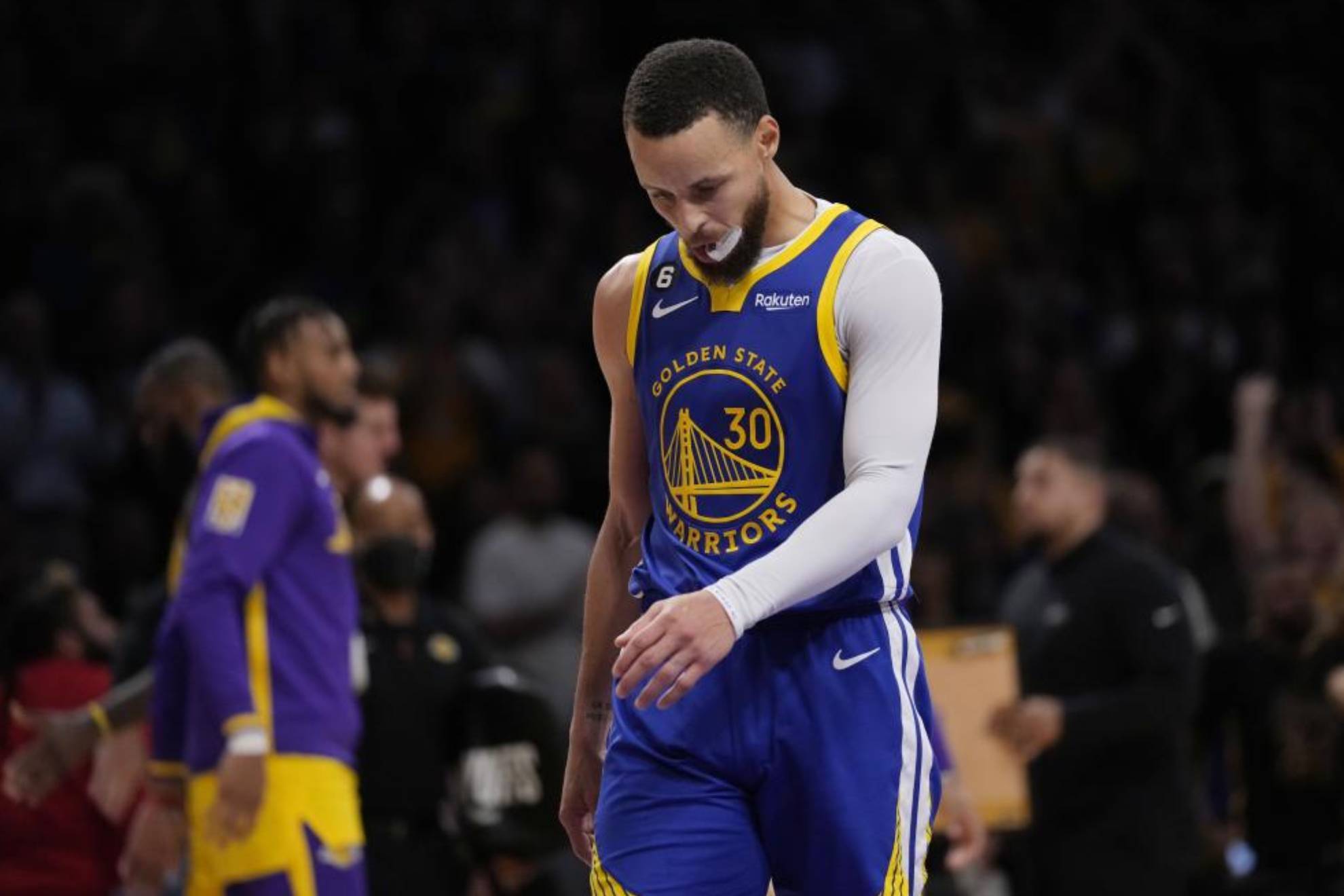 Stephen Curry, desolado tras consumarse la eliminación de los Warriors a manos de los Lakers.