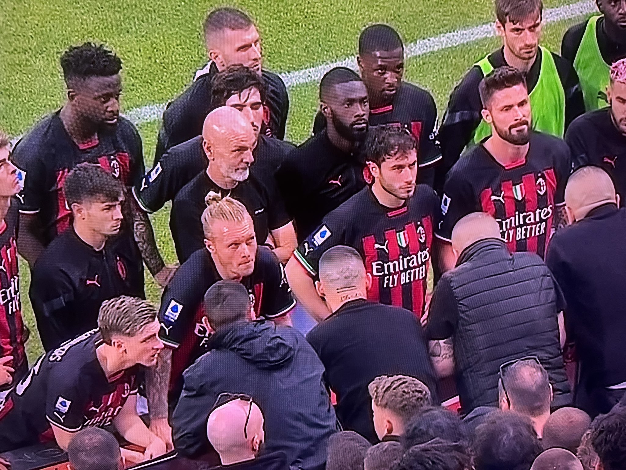 Tensa charla de los ultras del Milan a los jugadores tras una nueva derrota
