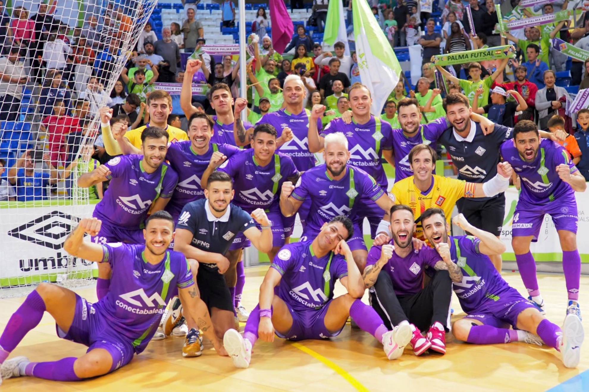 Los jugadores del Mallorca Palma Futsal celebran en Son Moix su victoria ante Osasuna Magna.