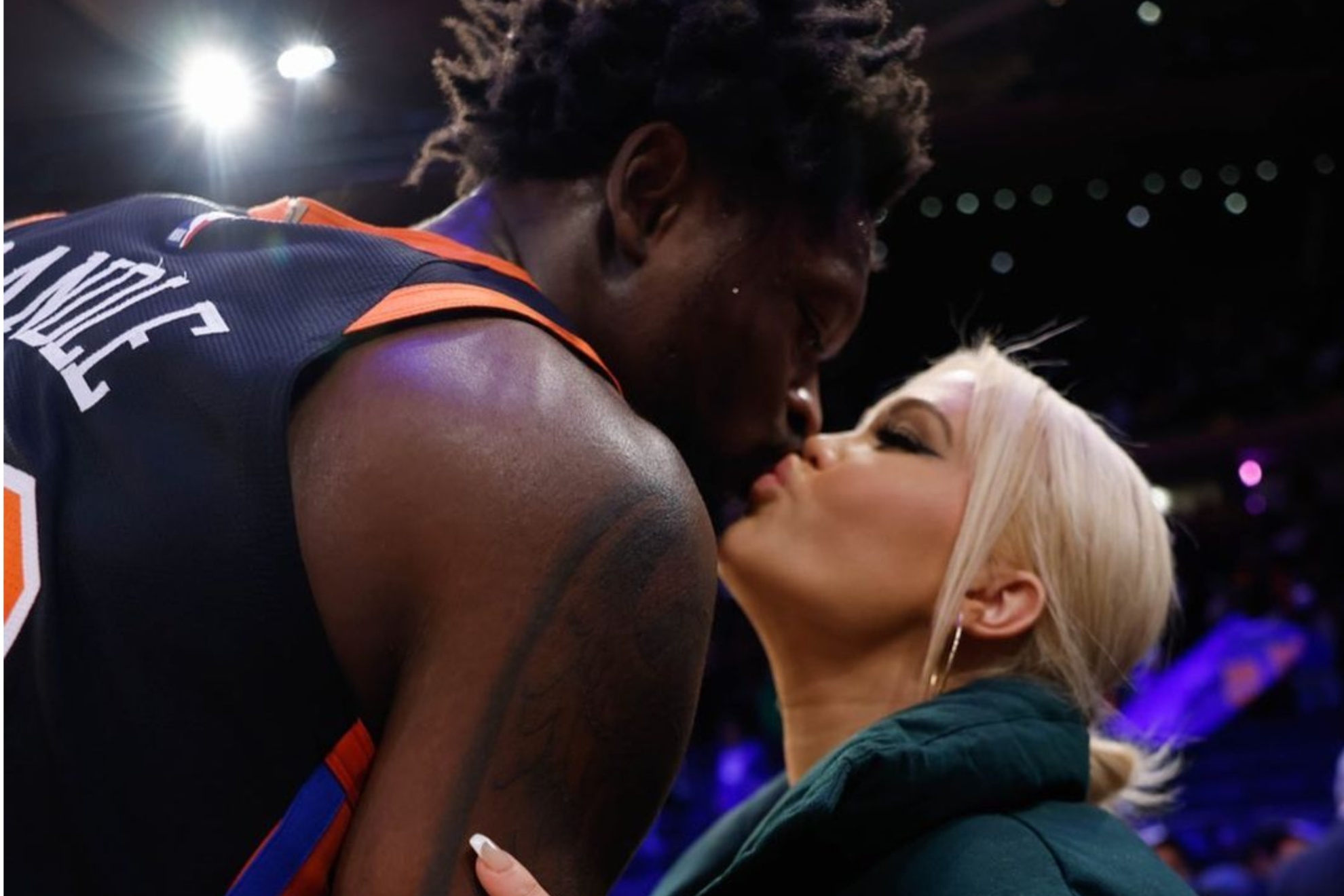 Many fans defended the kiss between Julius Randle and his wife after the game.