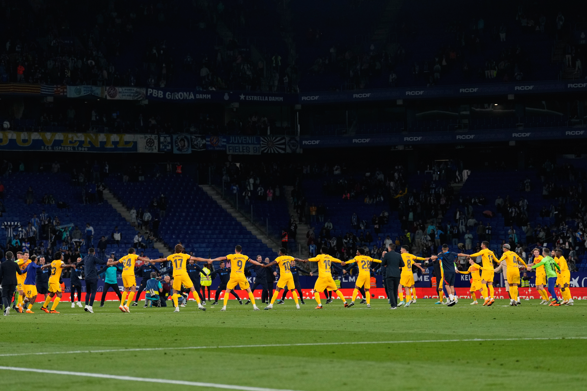 La plantilla del Barcelona festeja el ttulo de Liga en el RCDE Stadium