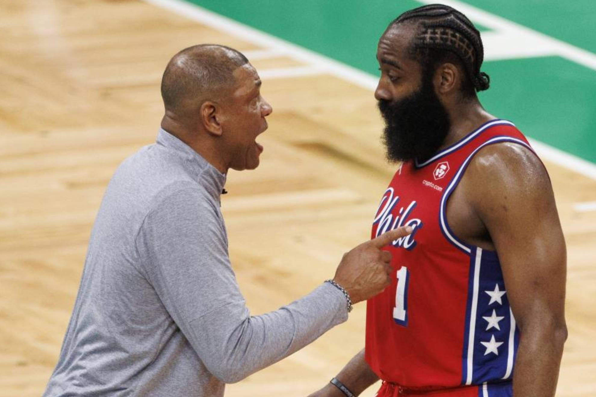 Doc Rivers da instrucciones a James Harden durante las semifinales de Conferencia entre Sixers y Celtics.