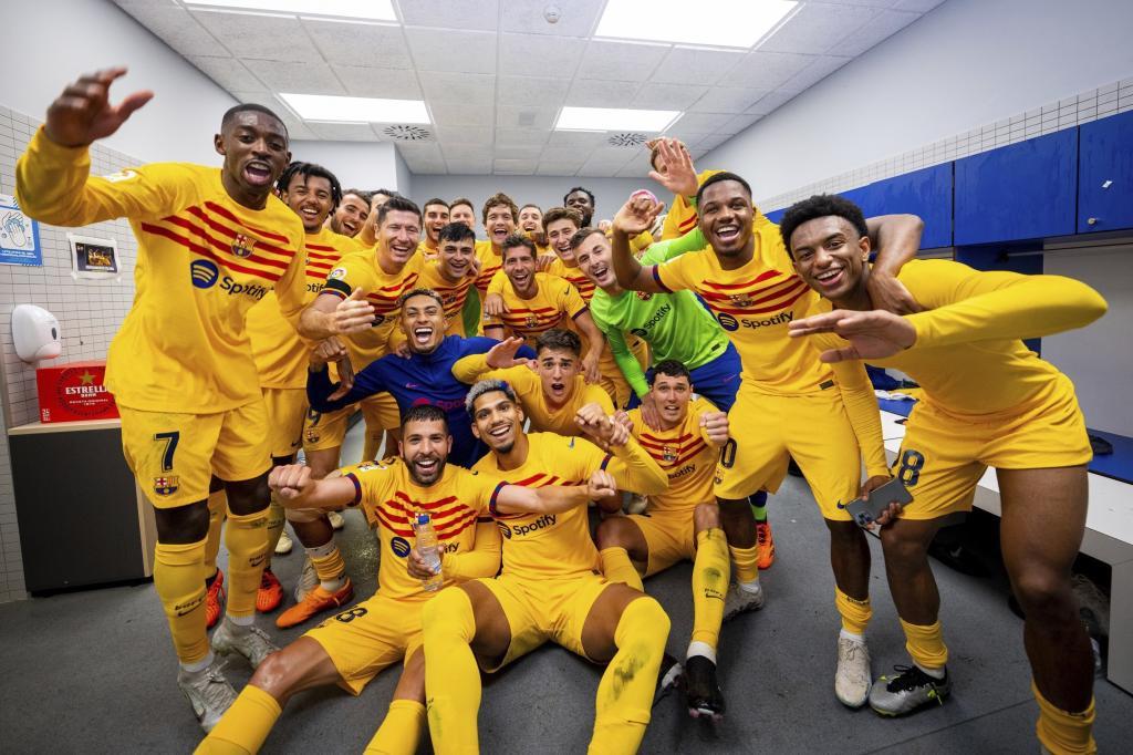 Los jugadores del Barcelona celebran el título de liga.