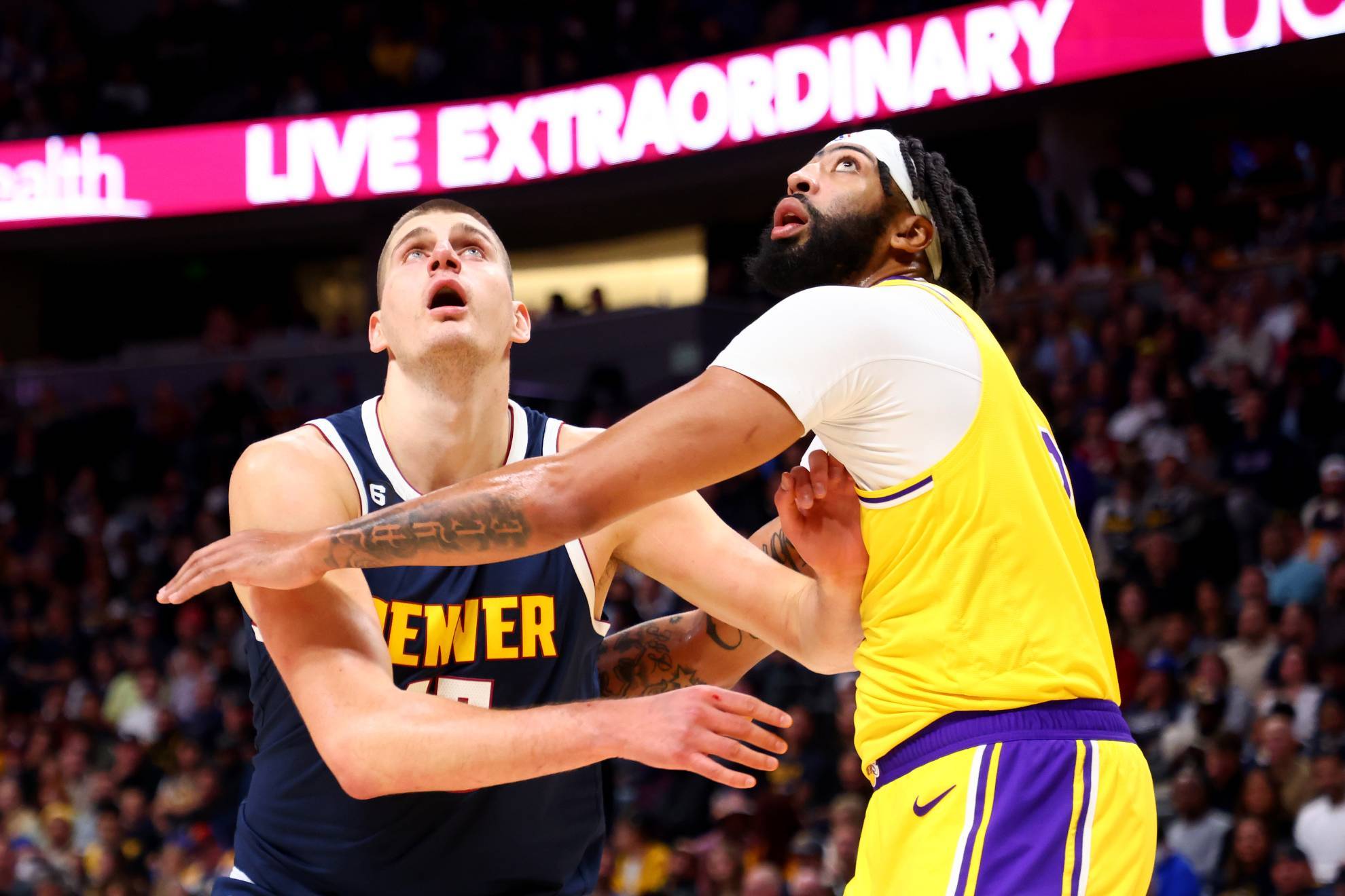 Jokic y Davis cogen la posición para el rebote en un partido entre Nuggets y Lakers