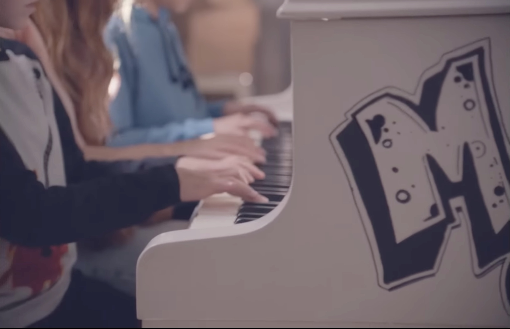 Shakira publica el vdeo ms emotivo con sus hijos Milan y Sasha tocando el piano y cantando: golpe definitivo a Gerard Piqu