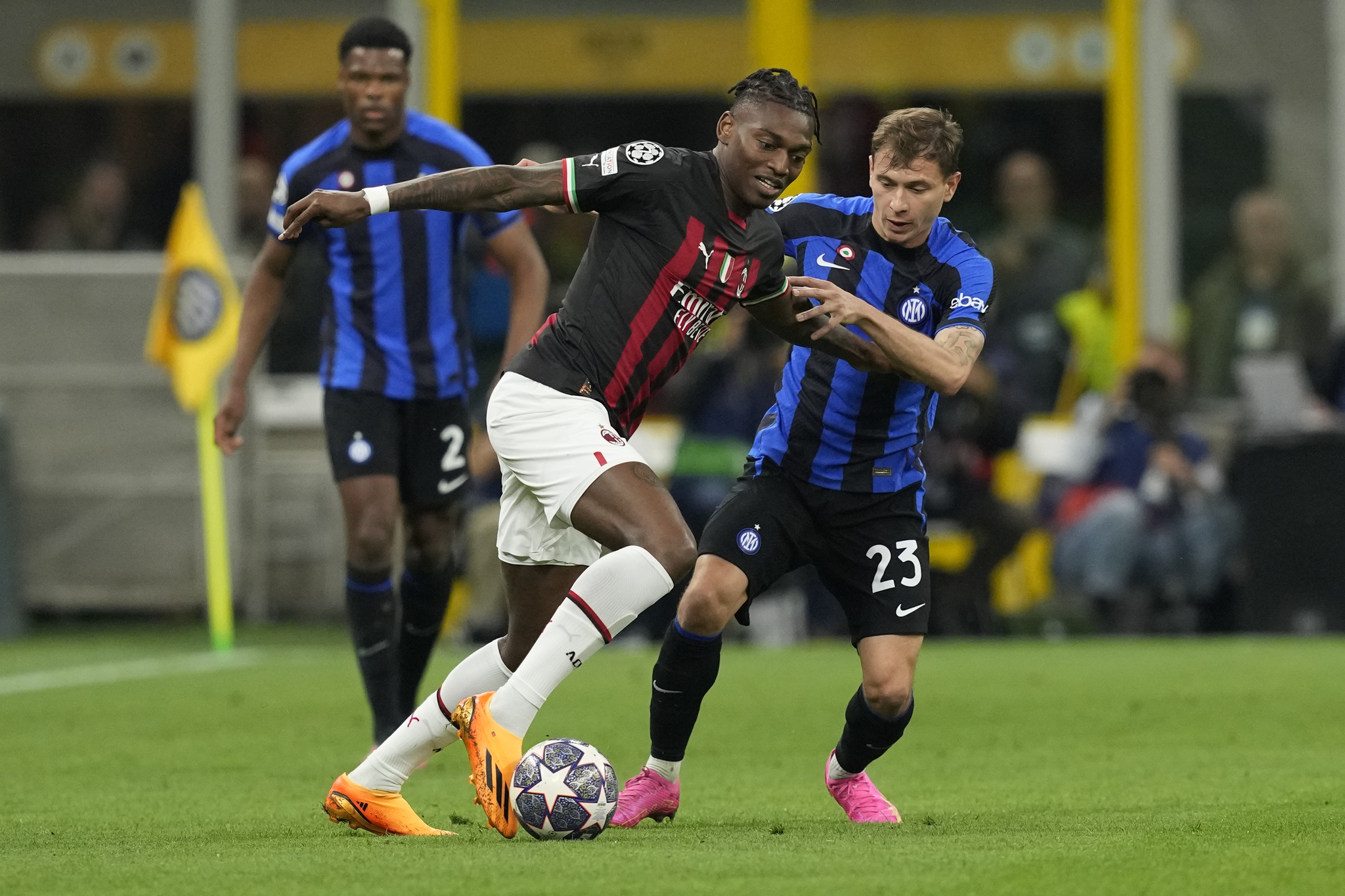 Leao and Barella battle for the ball
