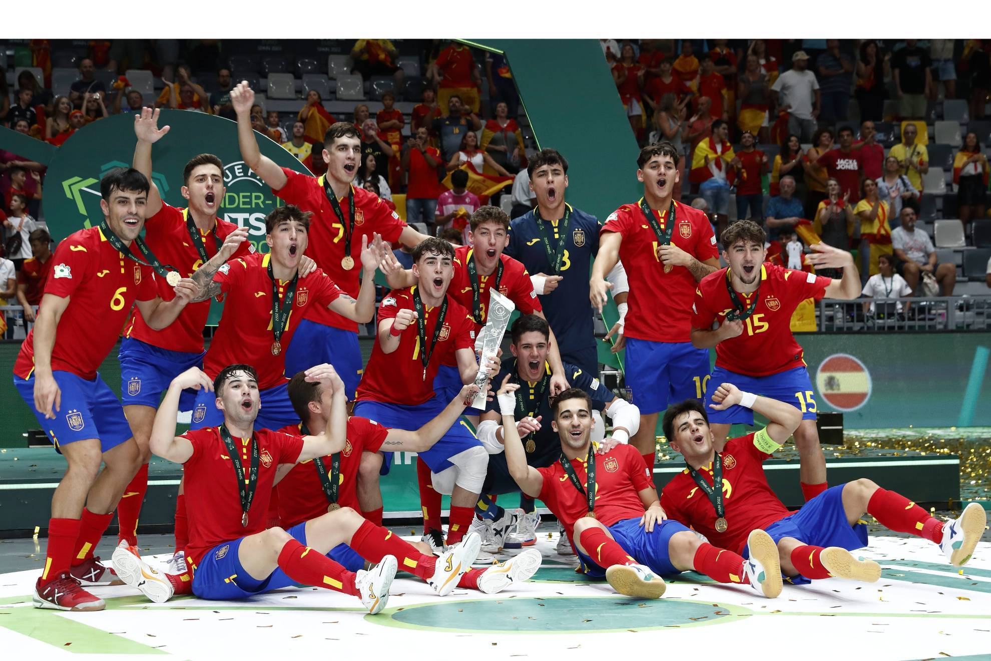 Los jugadores de Albert Canillas celebran la consecución del segundo Europeo sub 19 en Jaén en 2022.