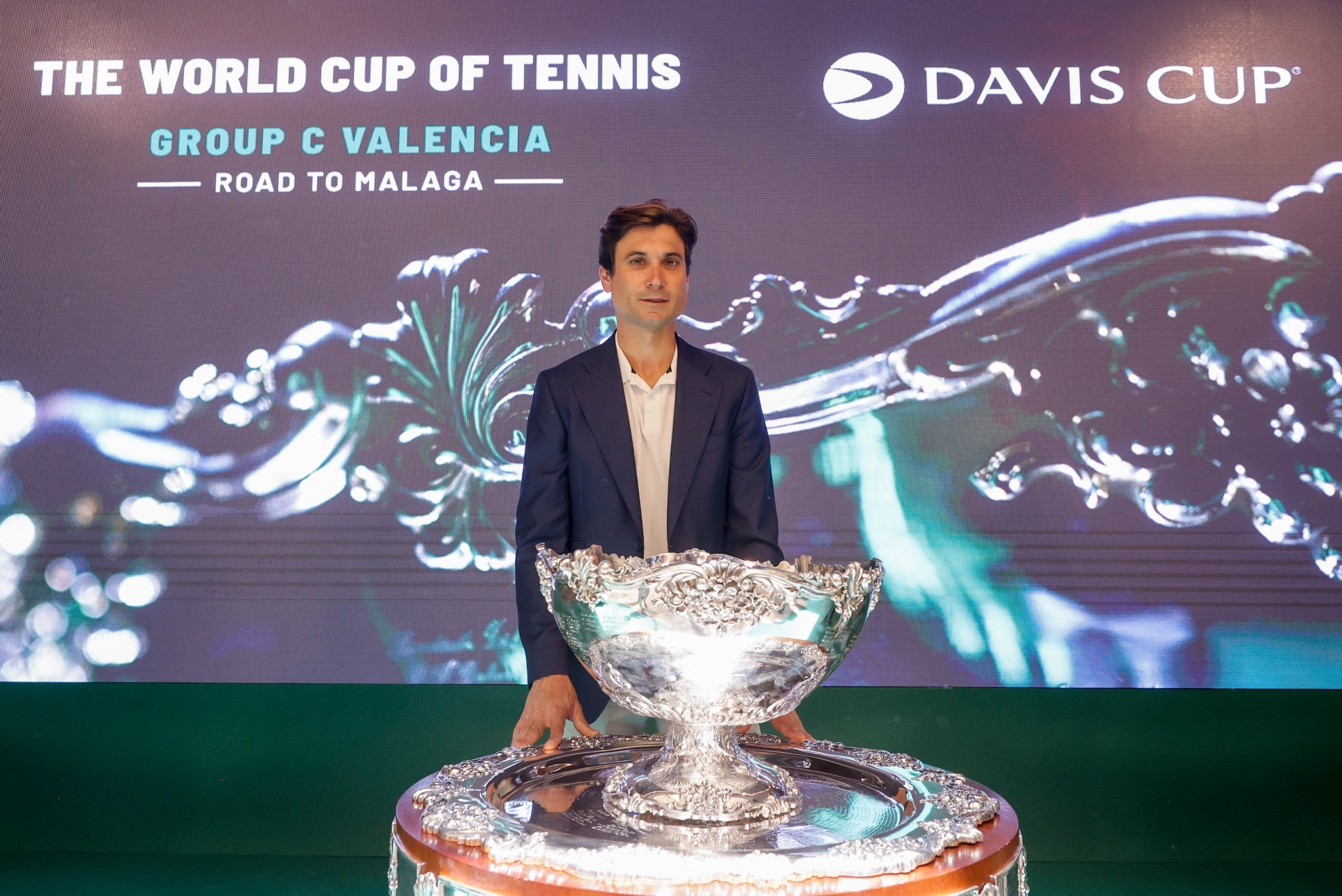 David Ferrer posa con una rplica del trofeo de la Copa Davis.E
