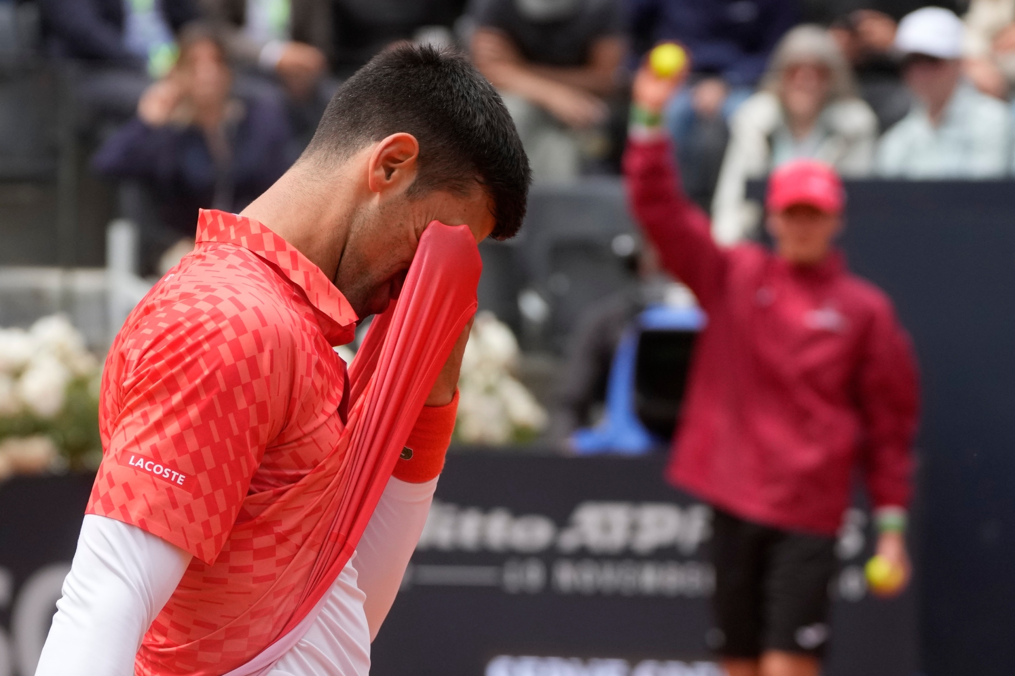El danés Rune sorprende a Djokovic y elimina al serbio en los cuartos de Roma