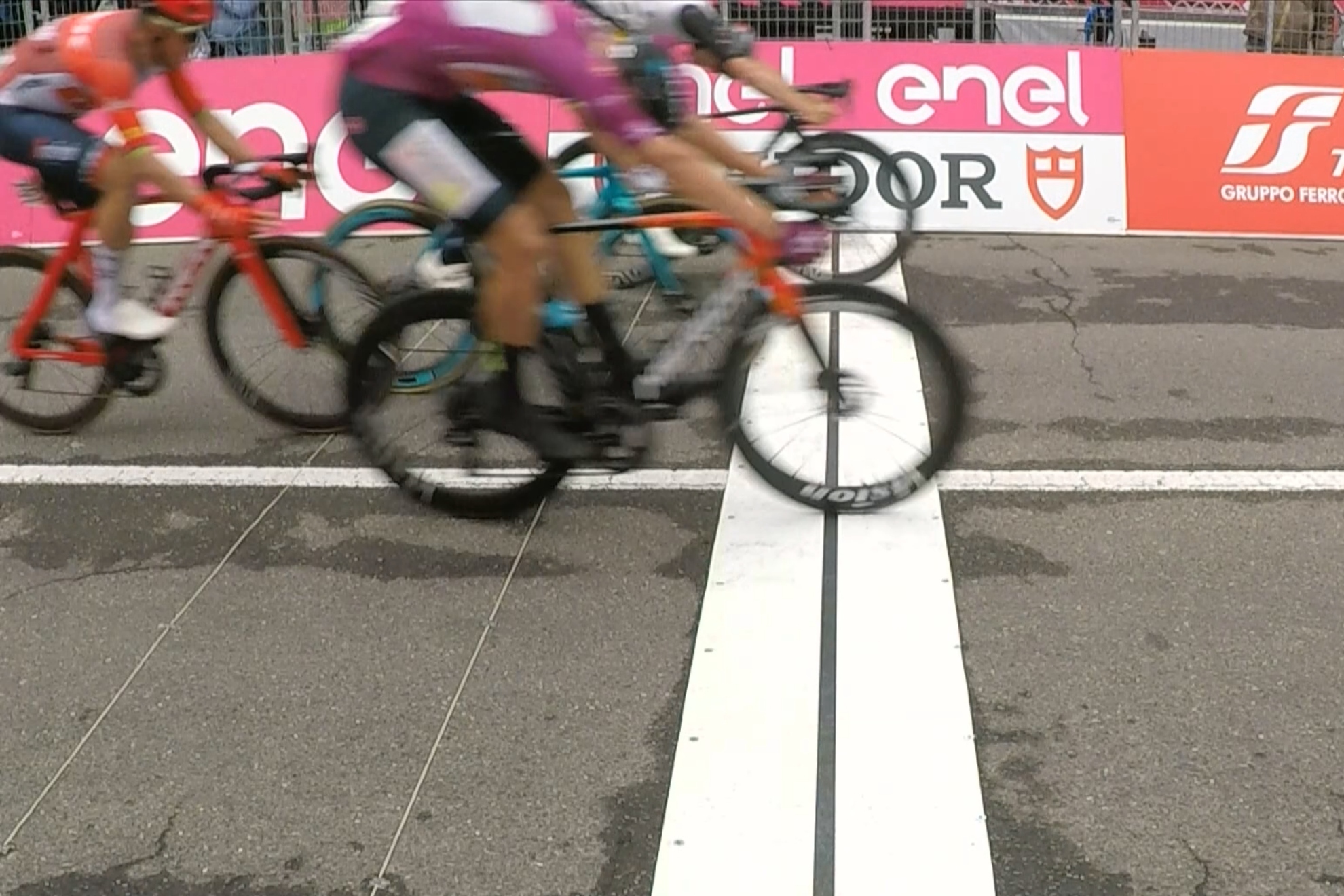 Ackermann vence en otro da negro para el Giro: se cayeron los tres primeros y abandon Tao