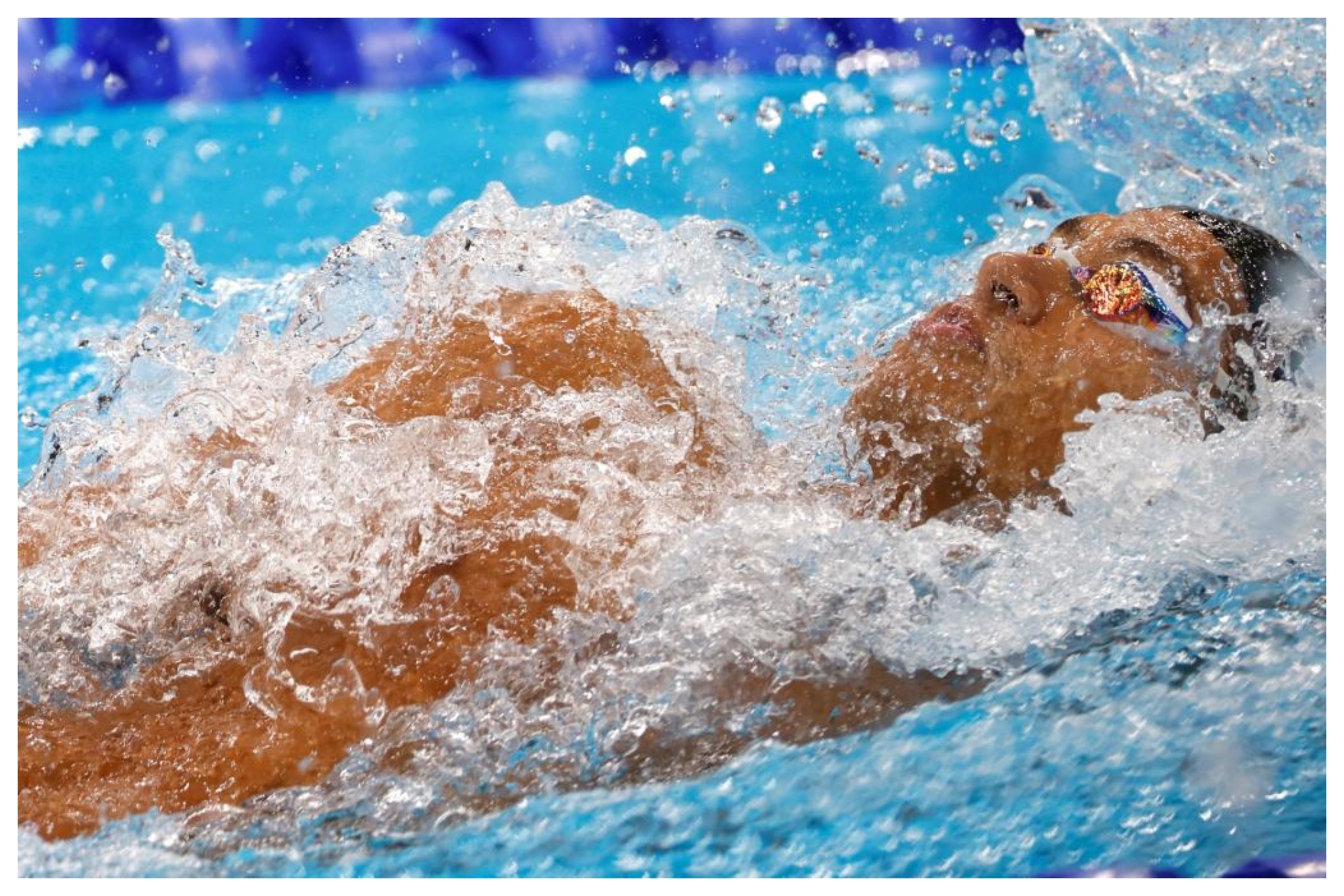 Hugo González nadando una prueba de espalda en los Juegos de Tokio