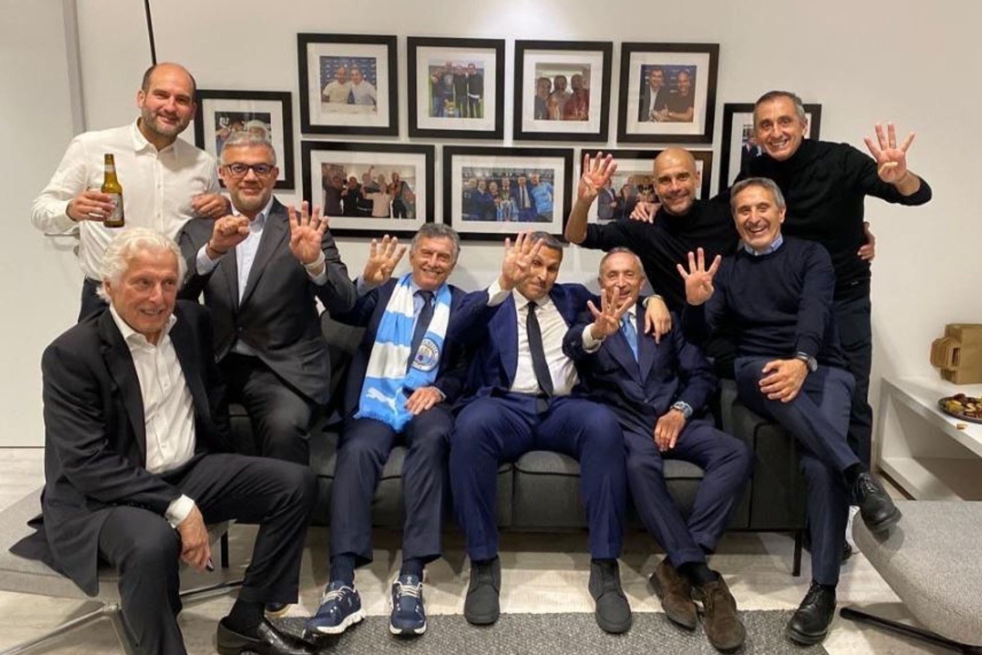 Guardiola, con sus amigos y el gesto con los cuatro dedos.