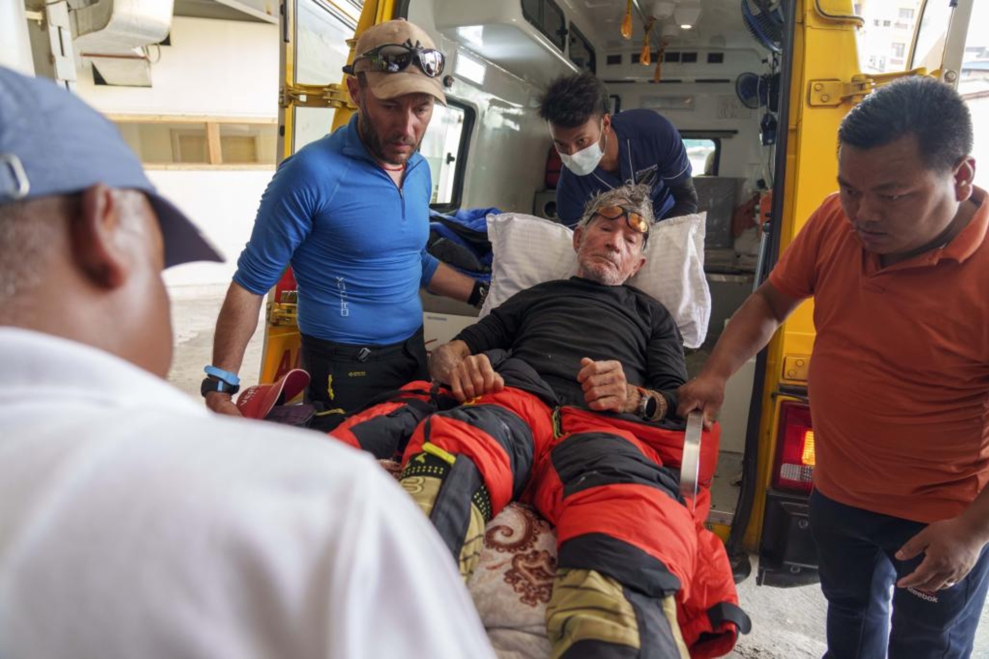 Carlos Soria ingresa en un hospital de Katmandú tras ser rescatado en helicóptero