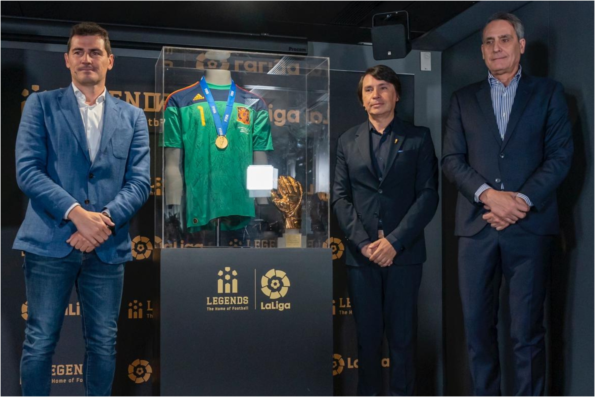 Iker Casillas, Marcelo Ordás, presidente de Legends, y José Montero, responsable de Relaciones Institucionales de LaLiga.