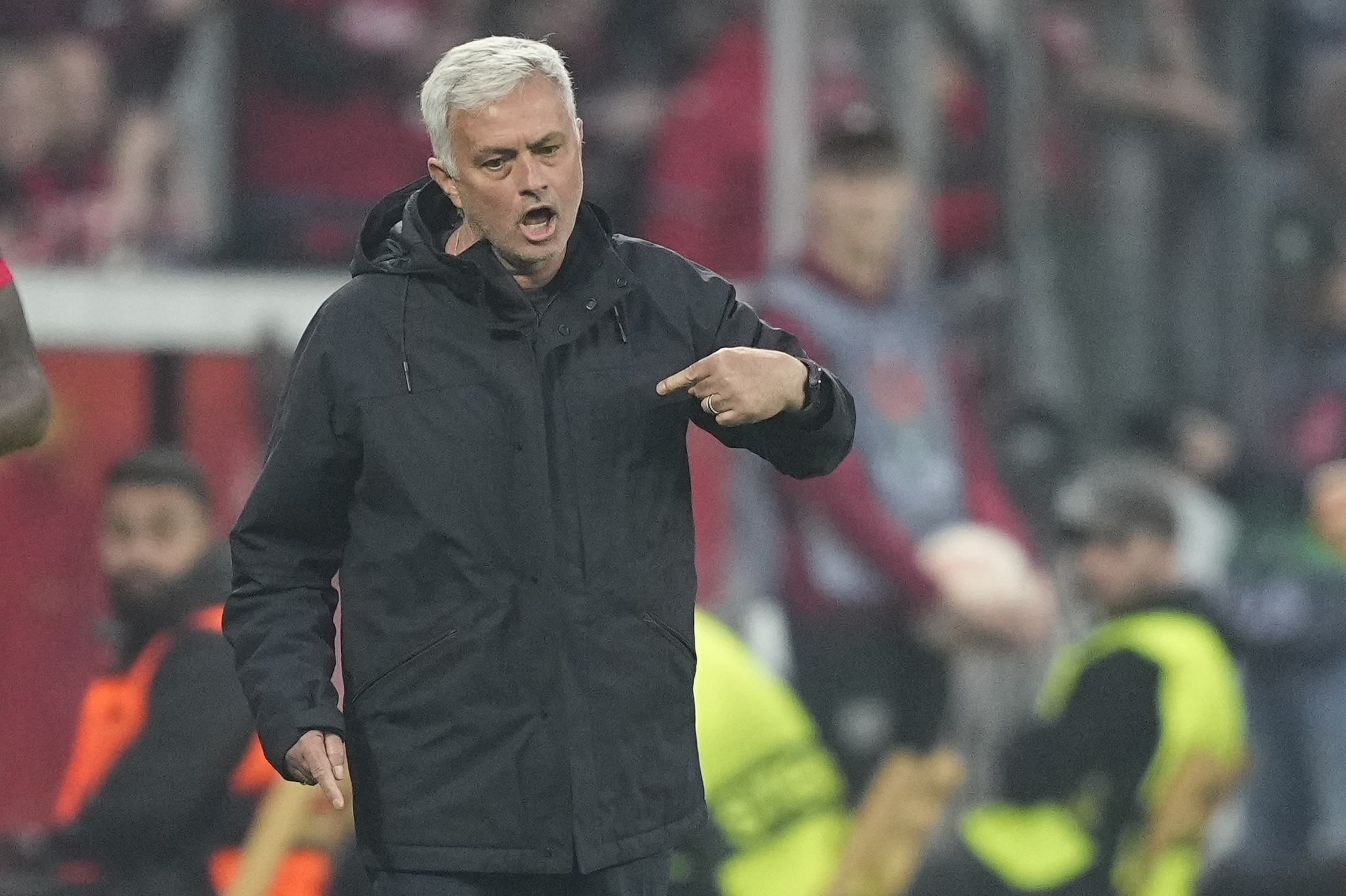 Mourinho da indicaciones durante el partido ante el Bayer Leverkusen.