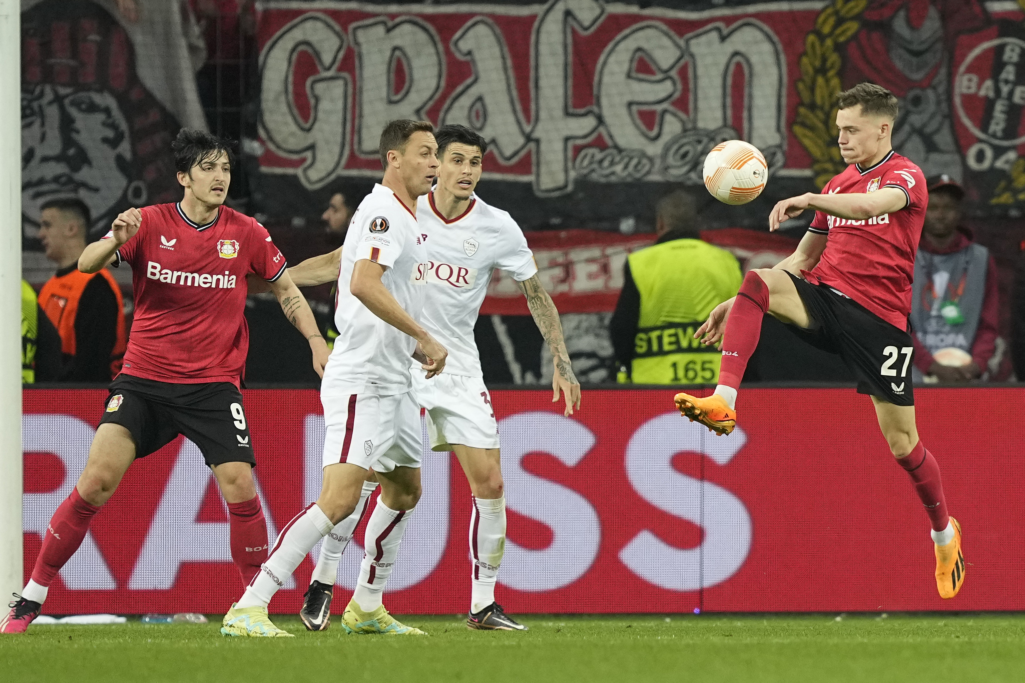 Los jugadores de la Roma y el Leverkusen pugnan por un balón.