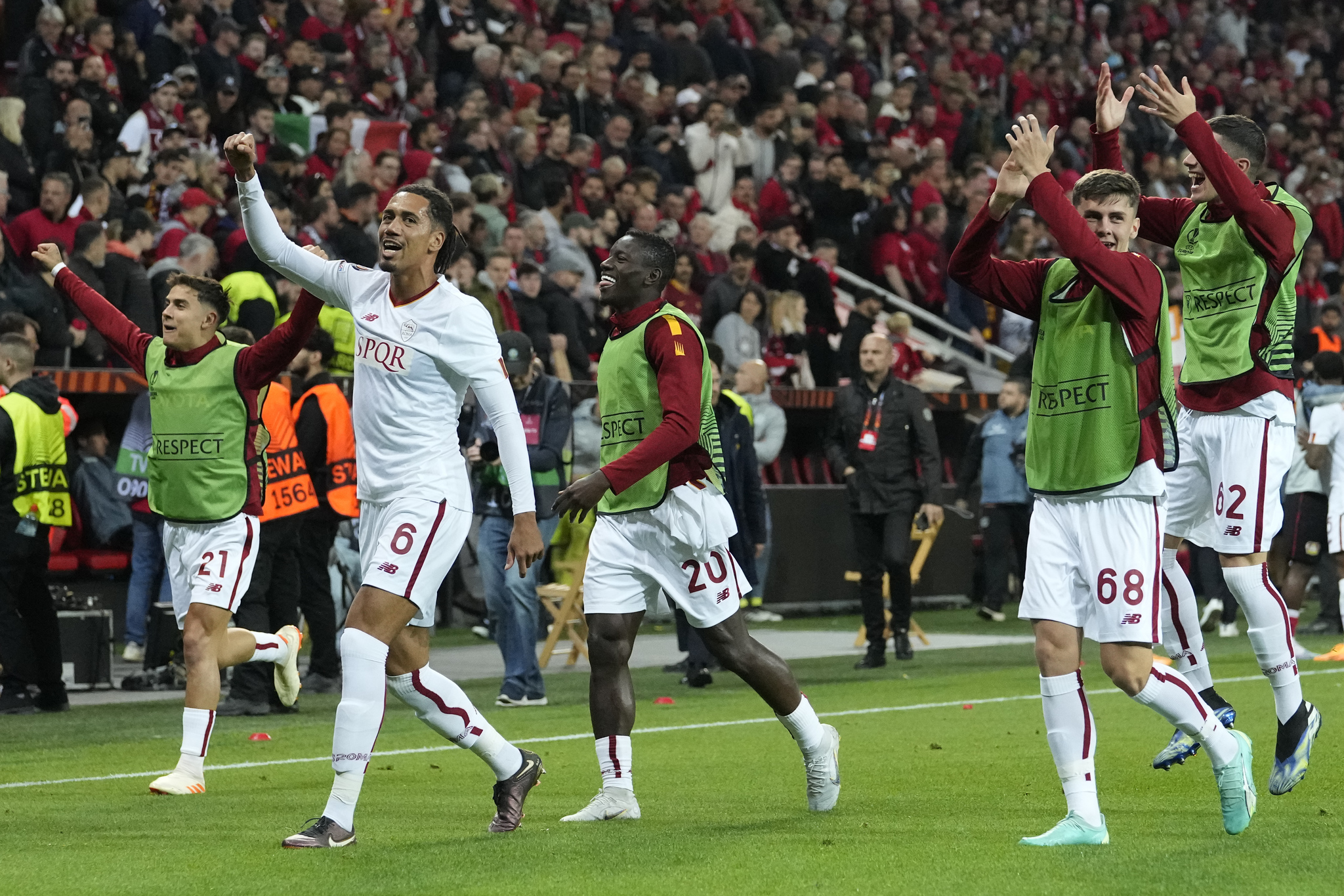 La Roma festeggia il passaggio alla finale di Europa League.