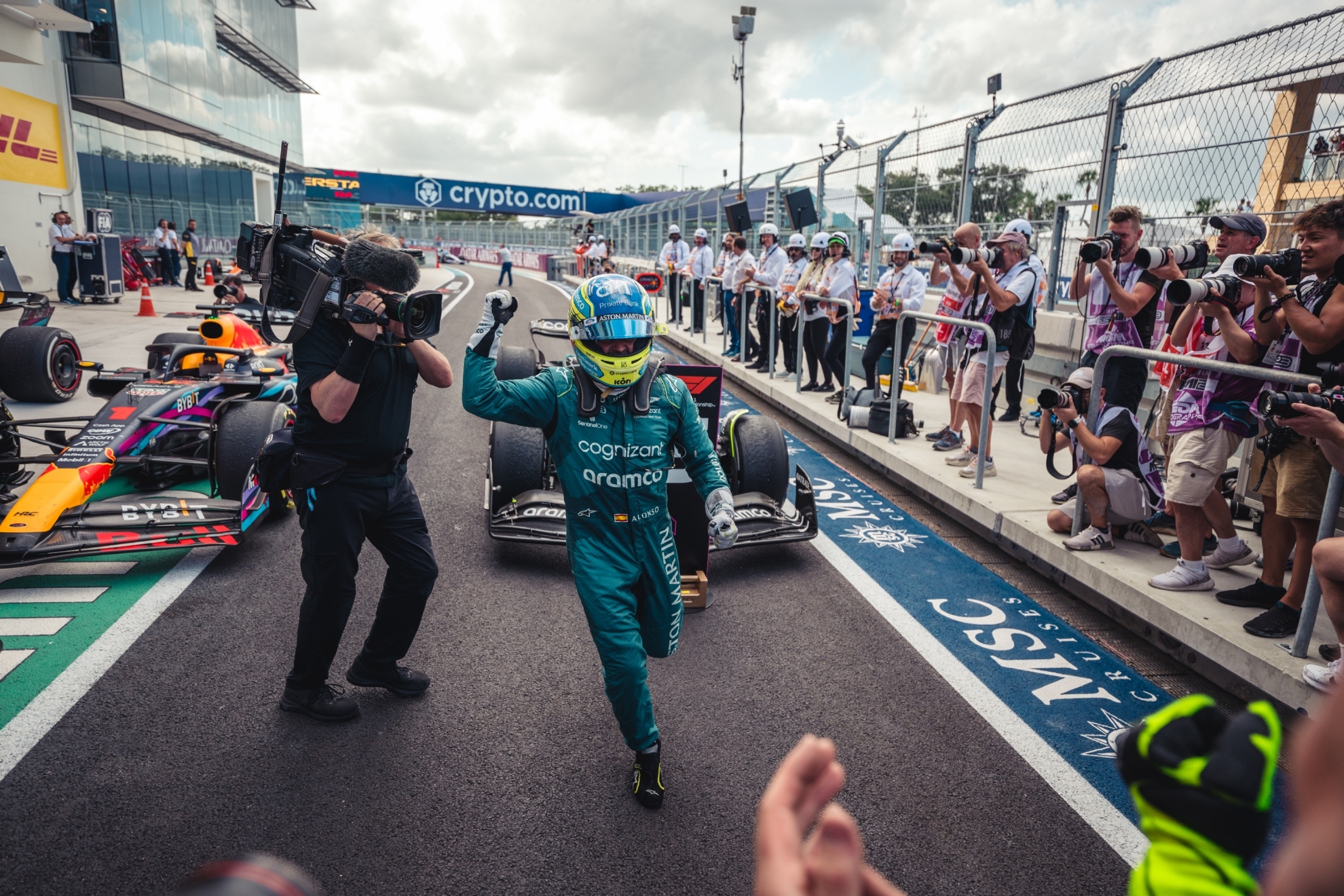 Fernando Alonso celebra su podio en Miami.