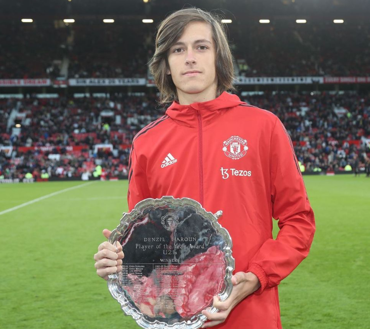 Álvaro, con el trofeo de mejor sub23 del Manchester United.