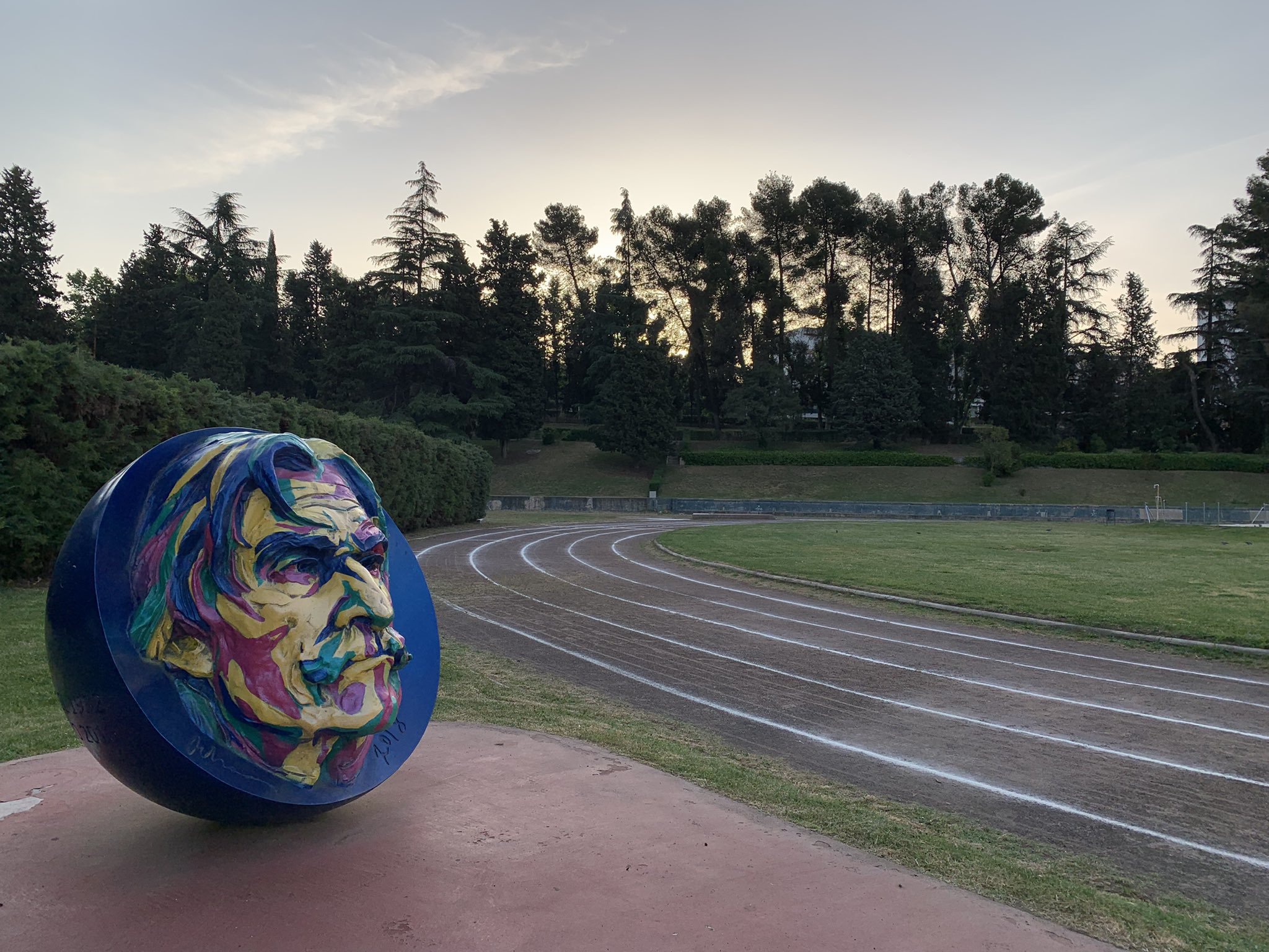 La escultura de Miguel de la Quadra-Salcedo que preside la pista de atletismo de la Complutense