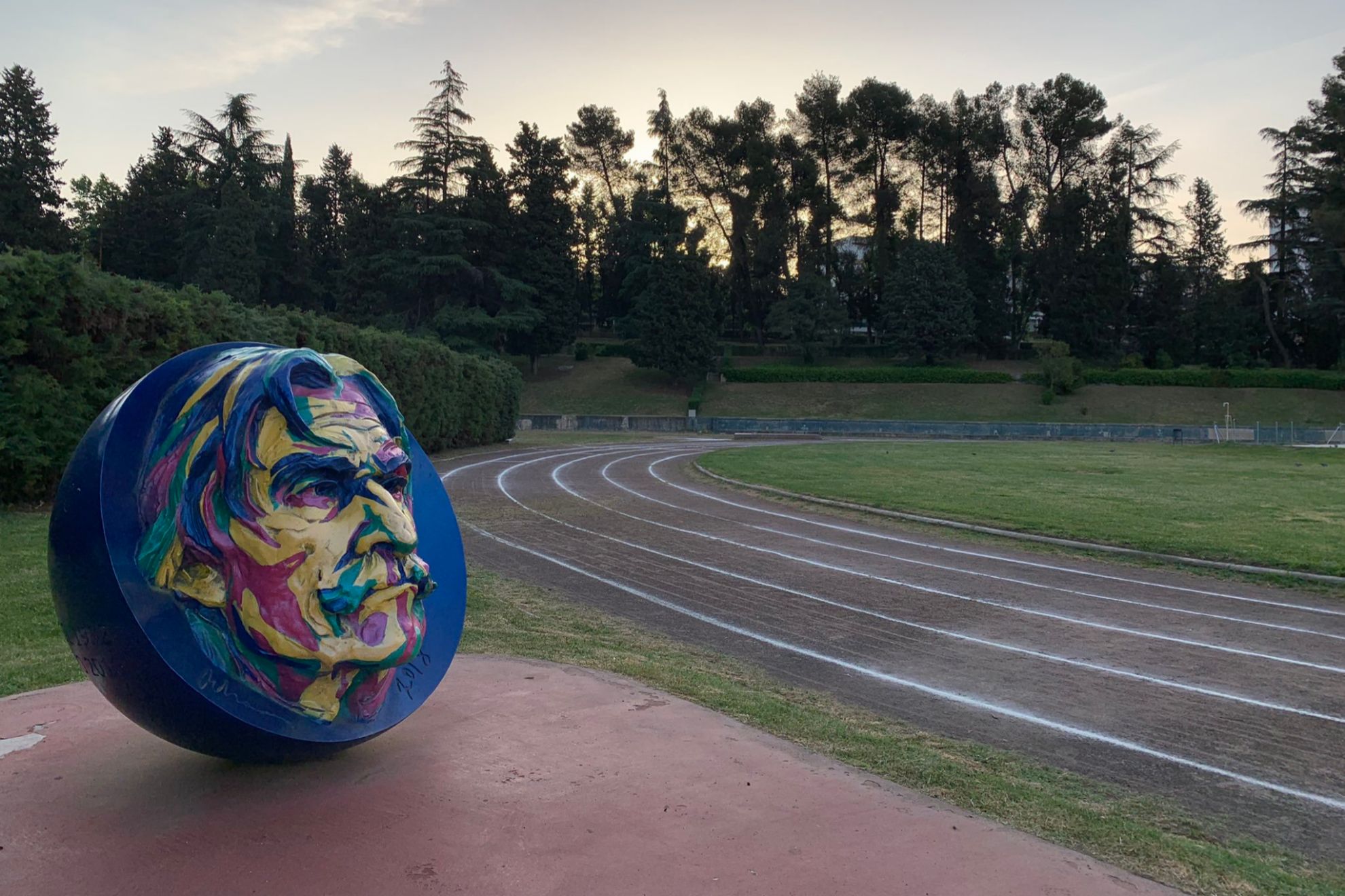 La escultura de Miguel de la Quadra-Salcedo que preside la pista de atletismo de la Complutense