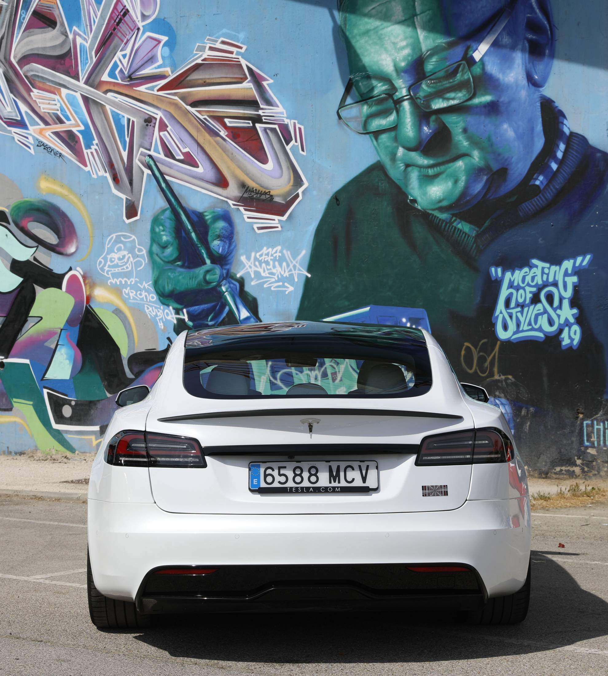 Apenas ese spoiler de carbono y el logo de los Plaid te muestra el verdadero carácter de este Model S.