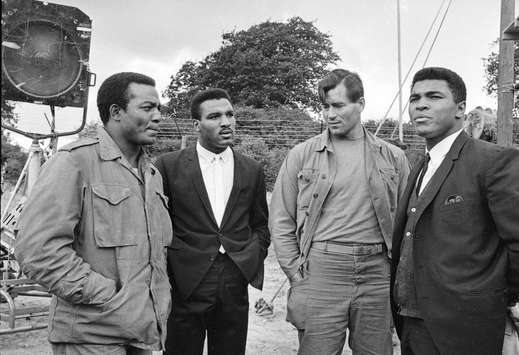 Muhammad Ali, durante su visita al rodajde de 'Doce del patbulo', junto a Jim Brown, Rahaman Ali y Clint Walker.