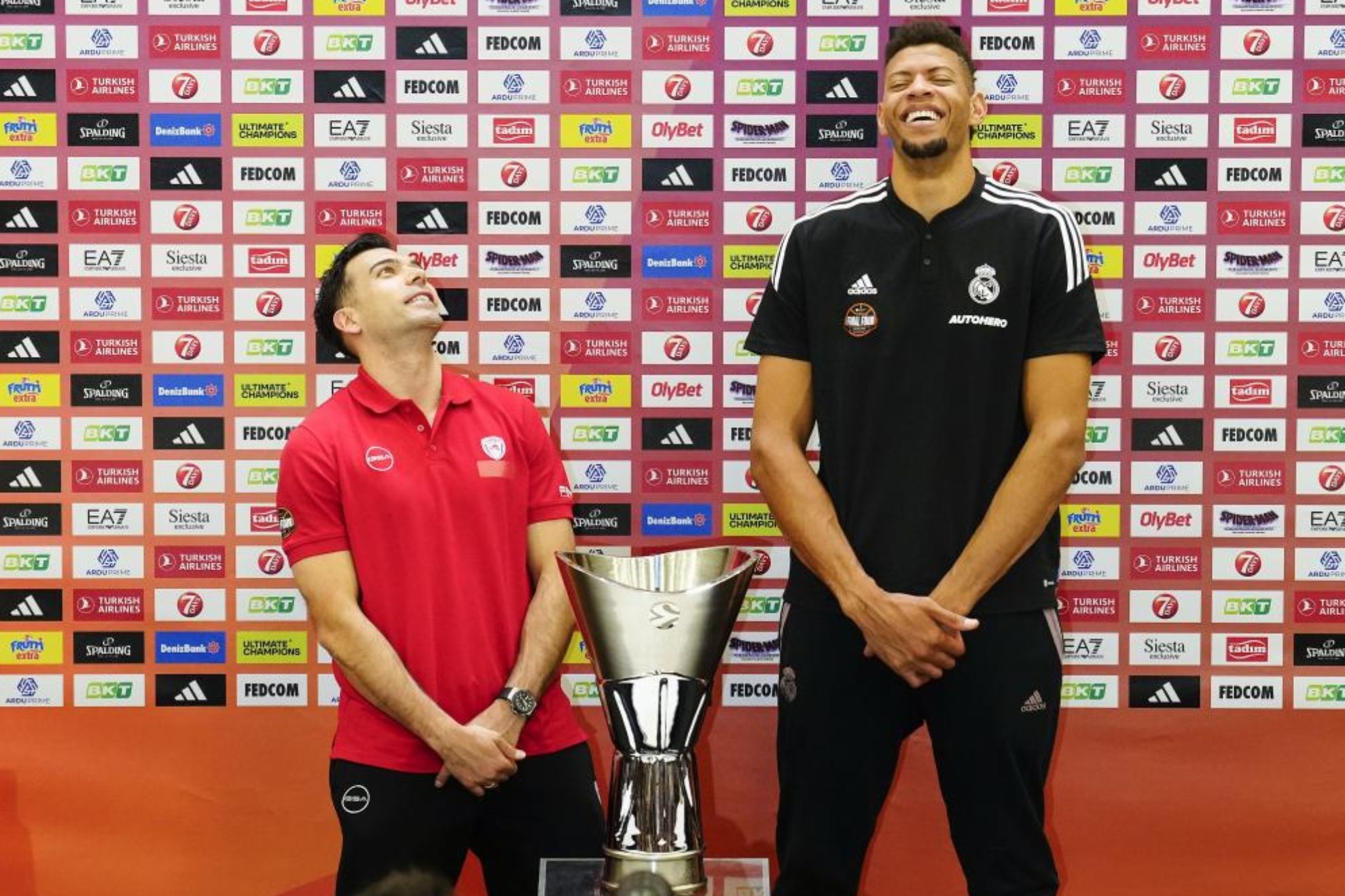 Tavares y Sloukas se ríen mientras posan con la Copa durante la rueda de prensa de los finalistas.