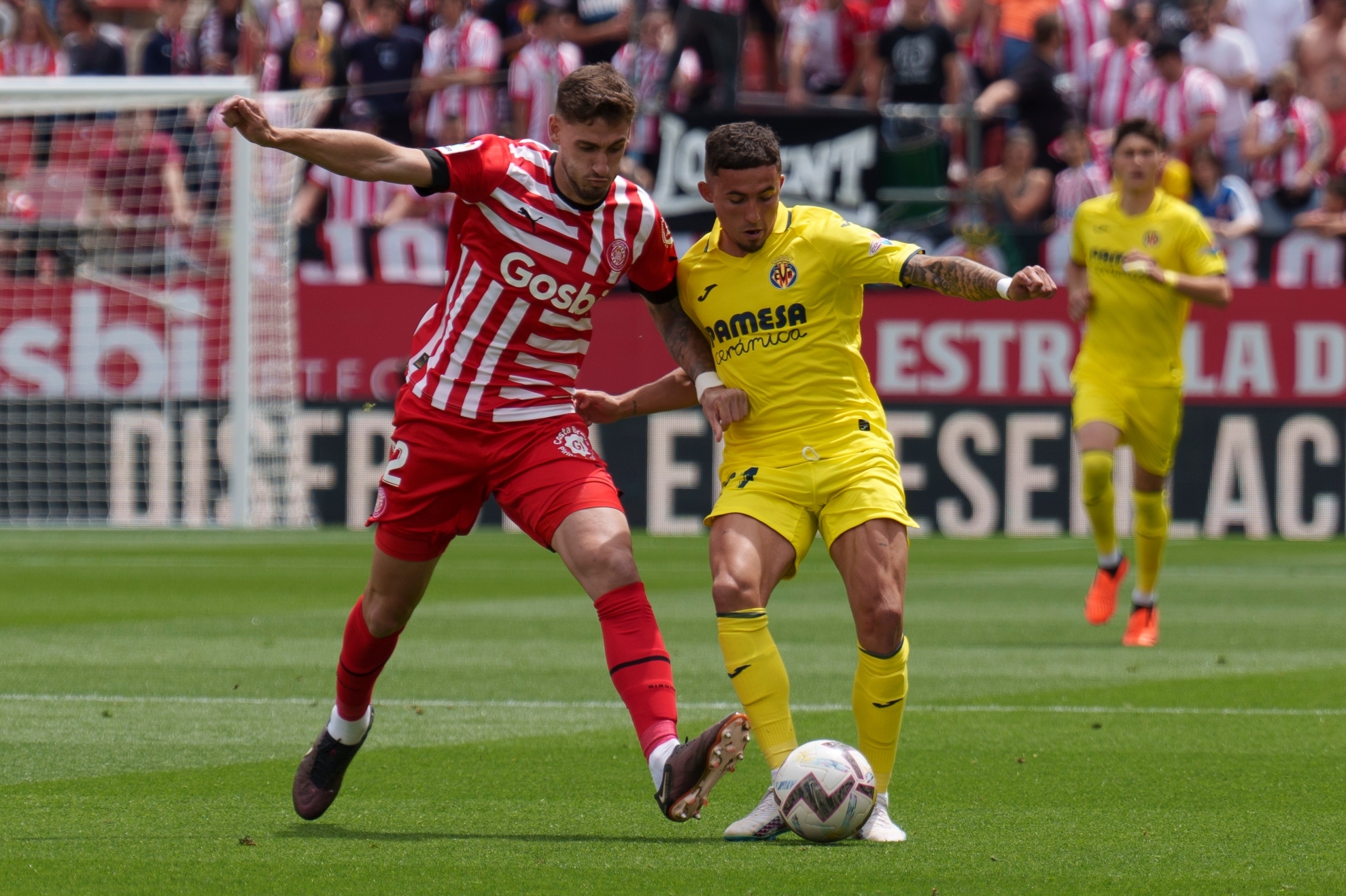 Santi Bueno y Yeremy Pino disputan un baln durante el partido Girona - Villarreal.