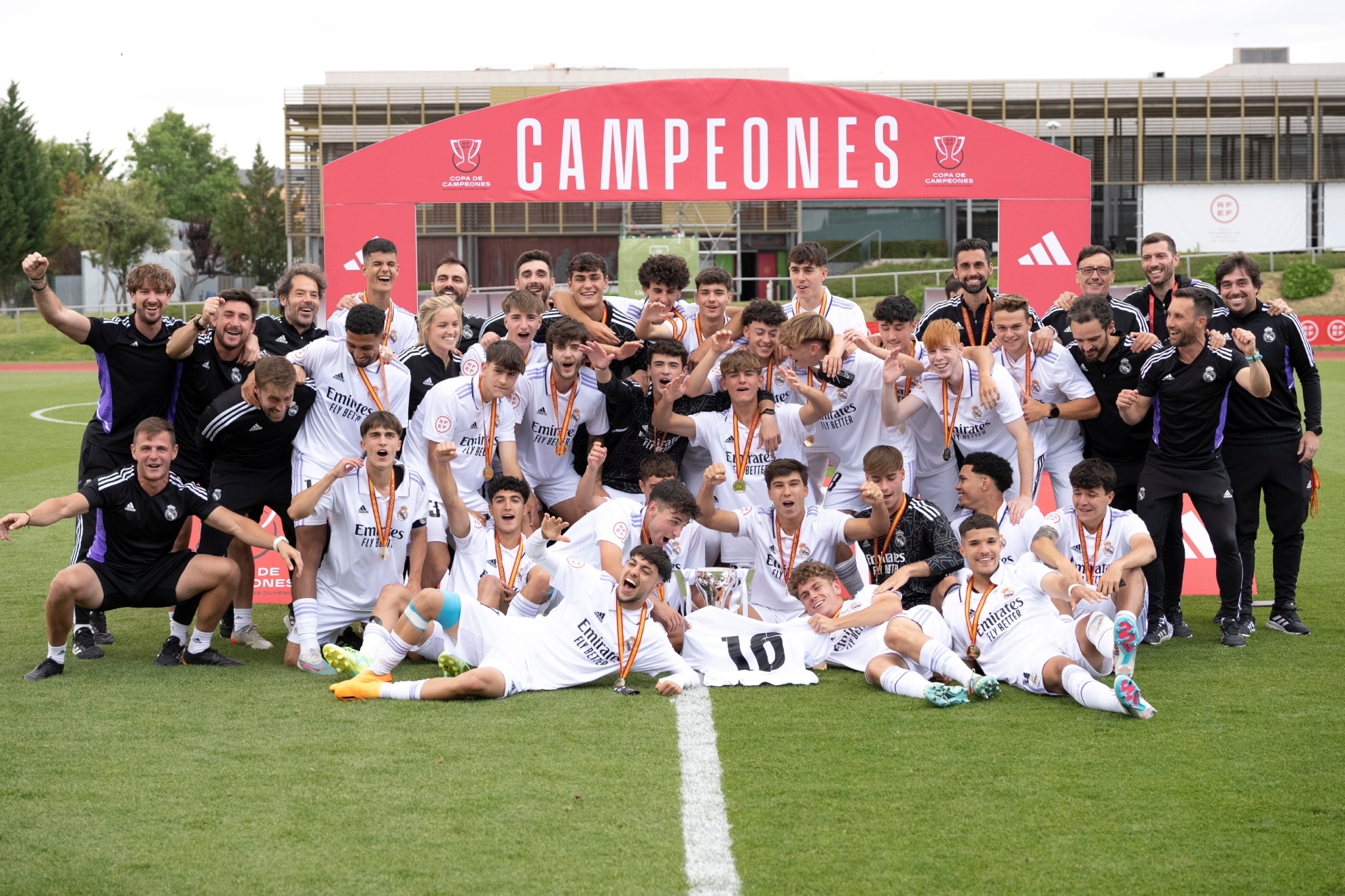 Los jugadores del Real Madrid posan con el trofeo de la Copa de Campeones conquistado.