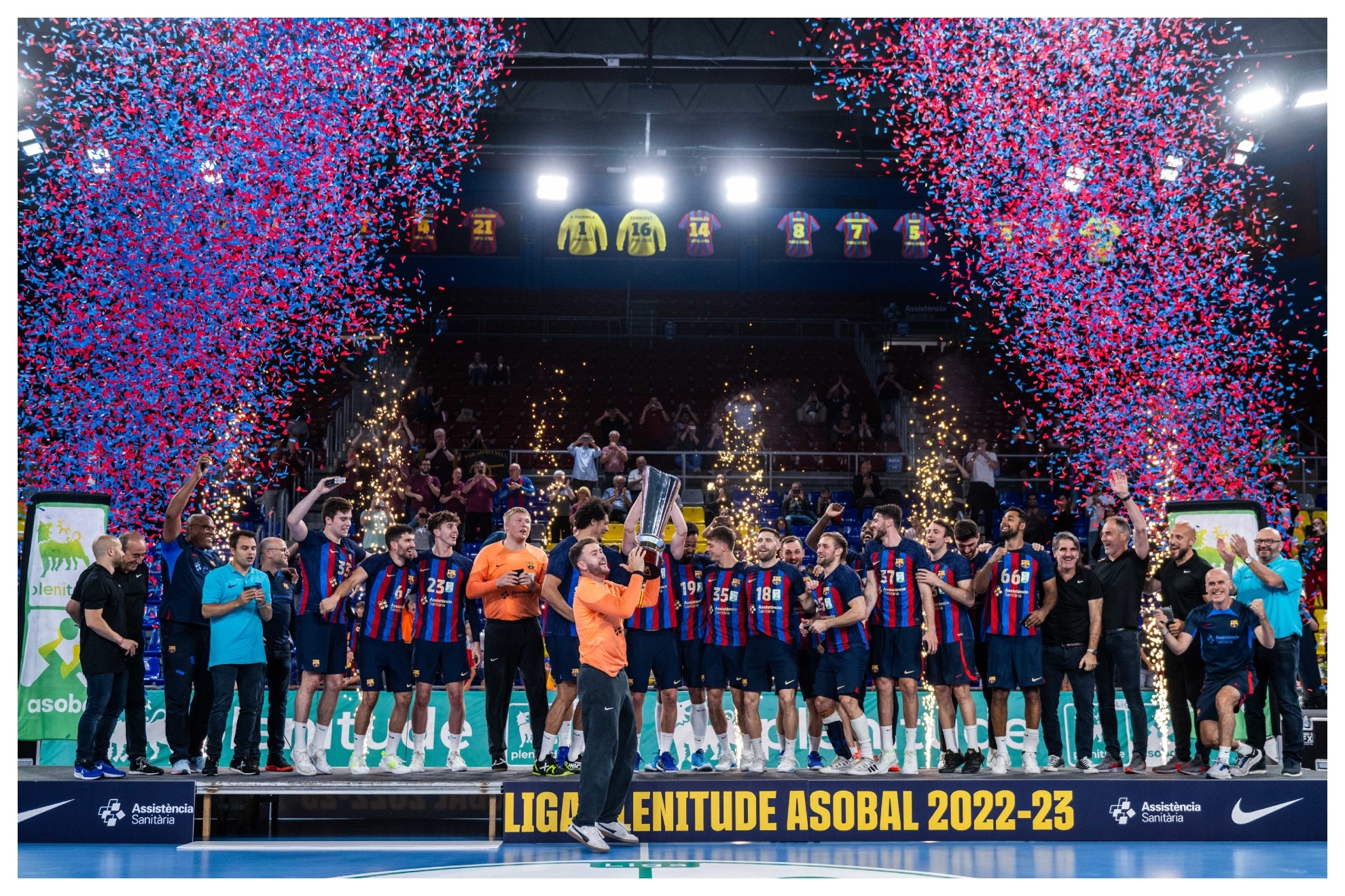 El Barça recibiendo el trofeo de campeón de la Liga Asobal /
