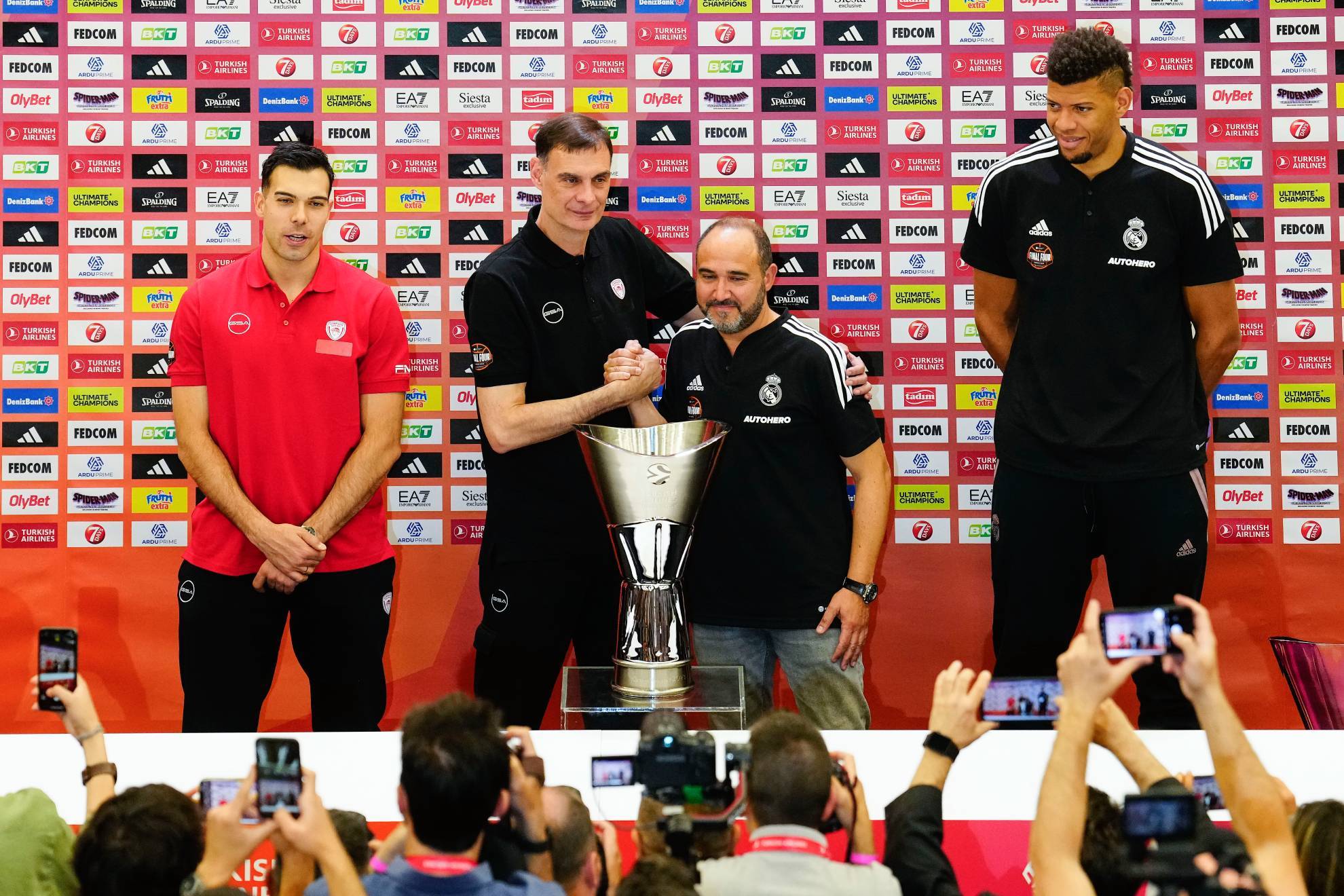 Kostas Sloukas, Giorgios Bartzokas, Chus Mateo y Walter Tavares, en la rueda de prensa oficial previa a la final.