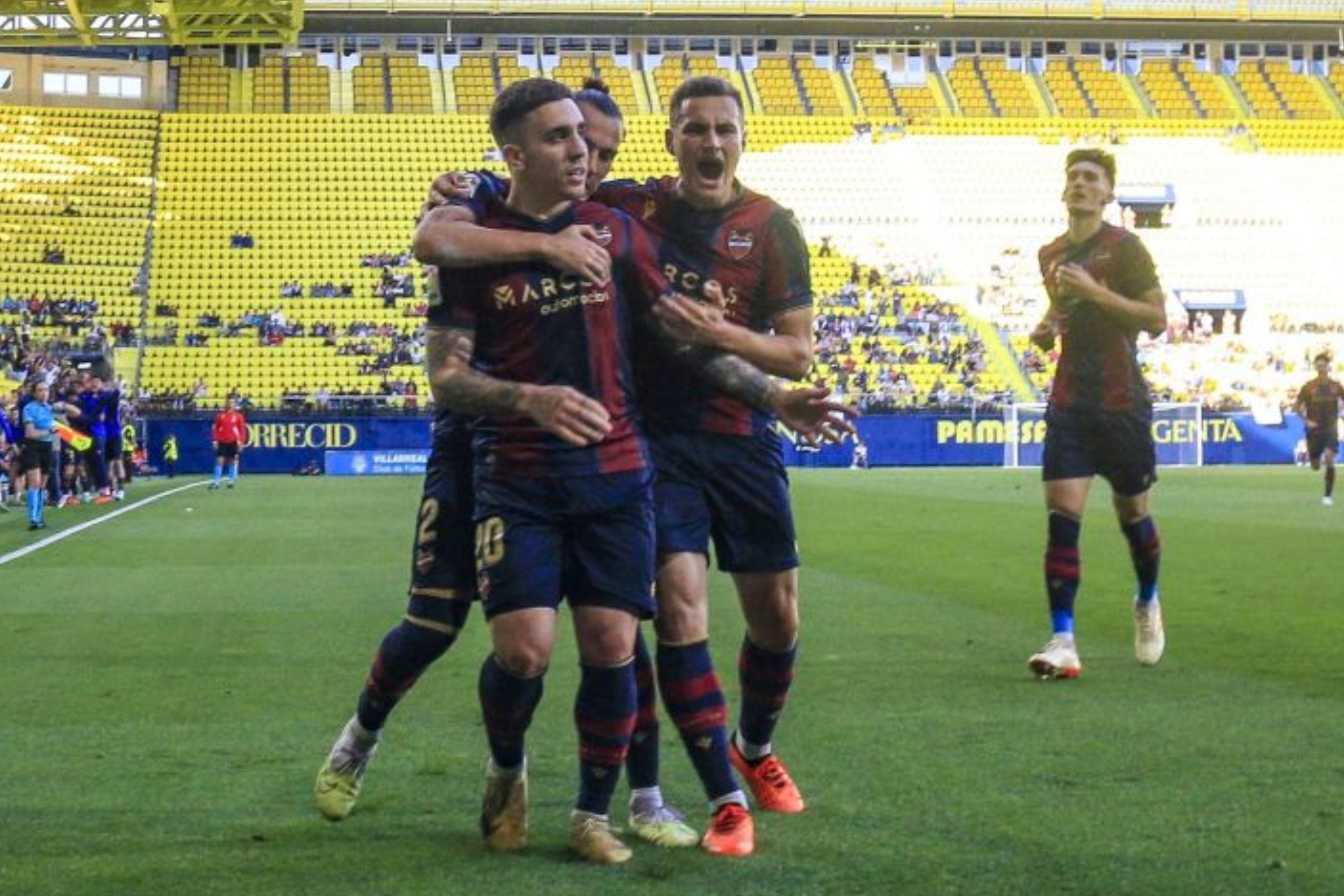 Los jugadores del Levante celebran uno de los goles que marcaron ante el Villarreal B.