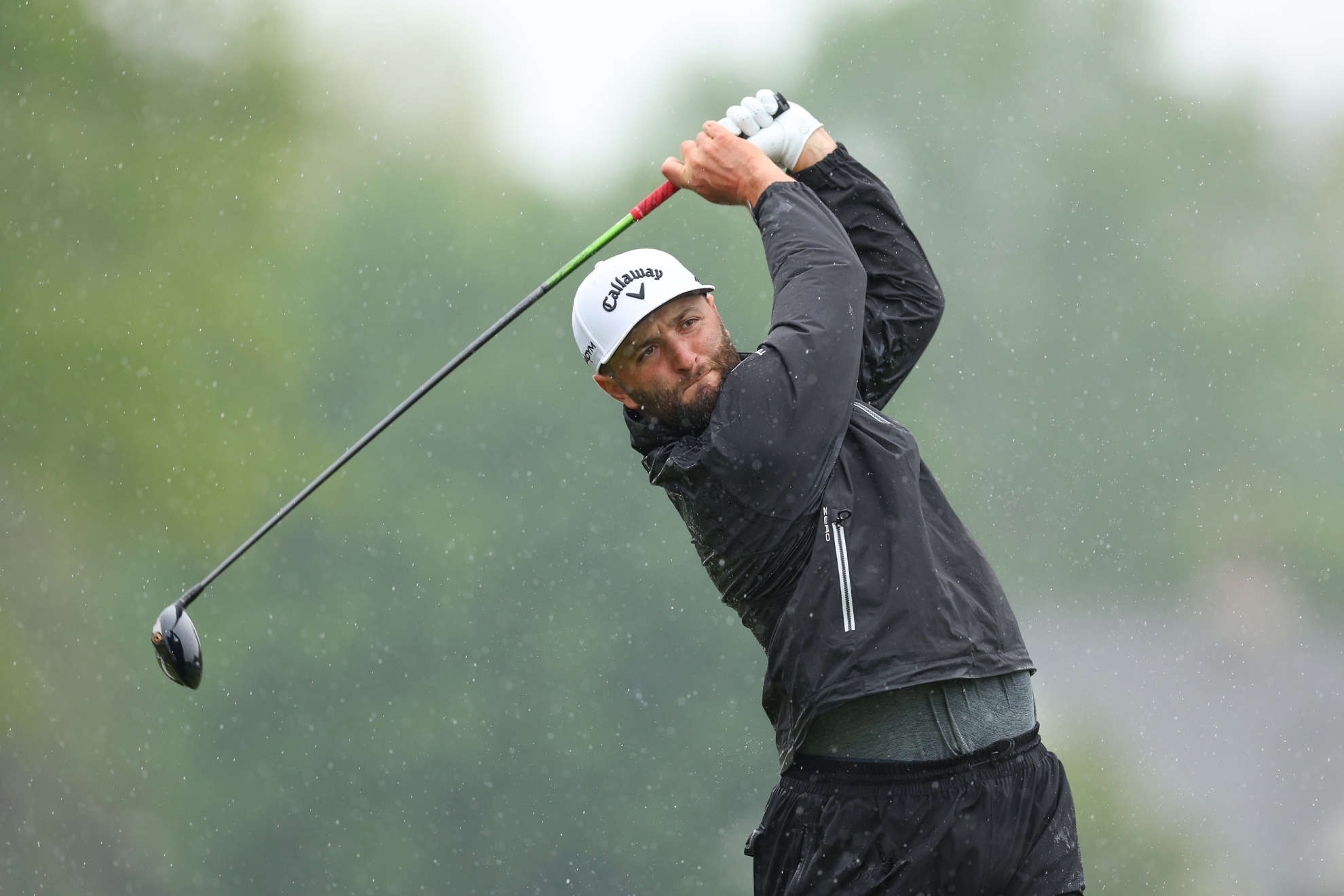 Jon Rahm durante una tercera ronda del PGA Championship pasada por agua.