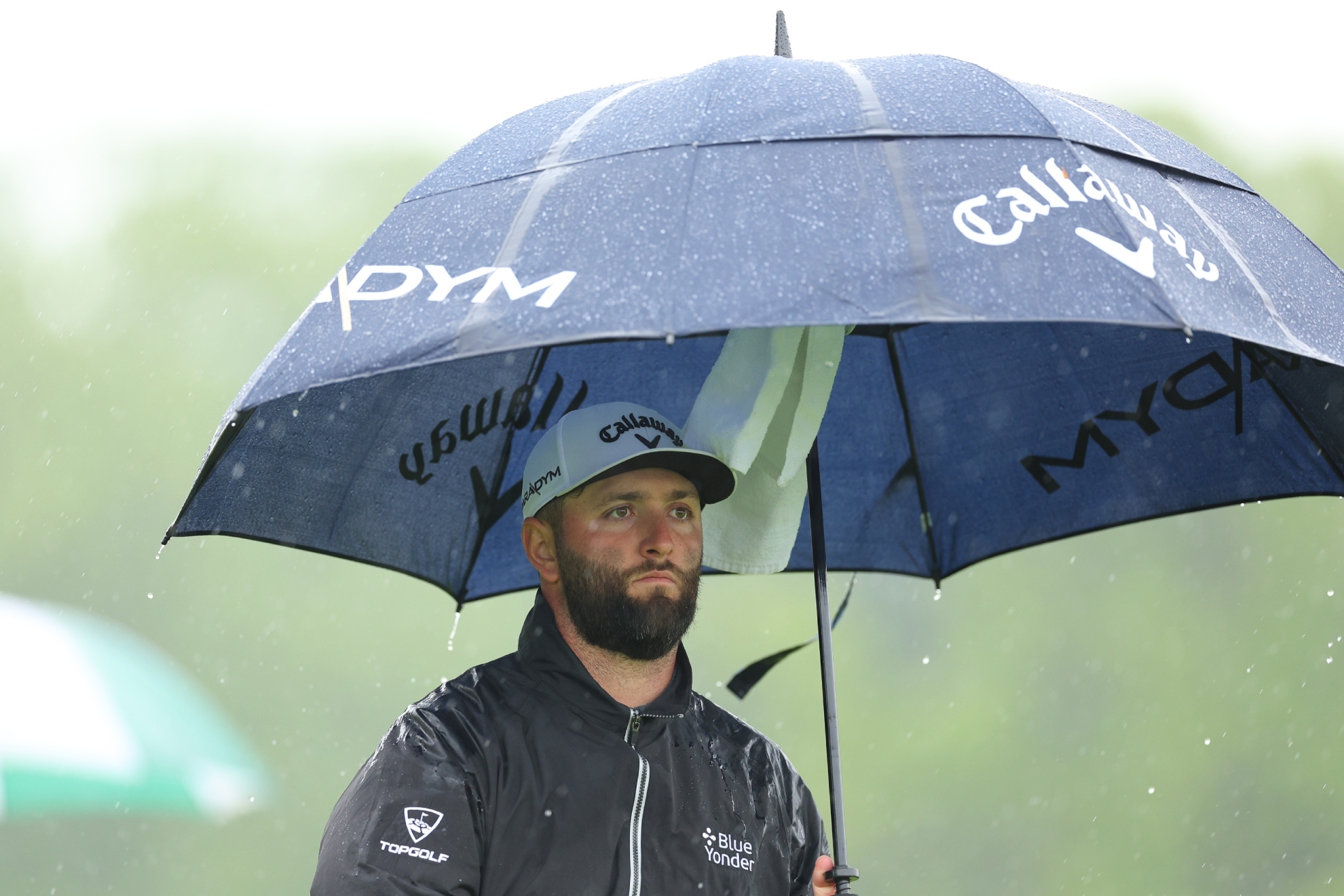 Jon Rahm, bajo el paraguas durante la tercera ronda del PGA Championship.