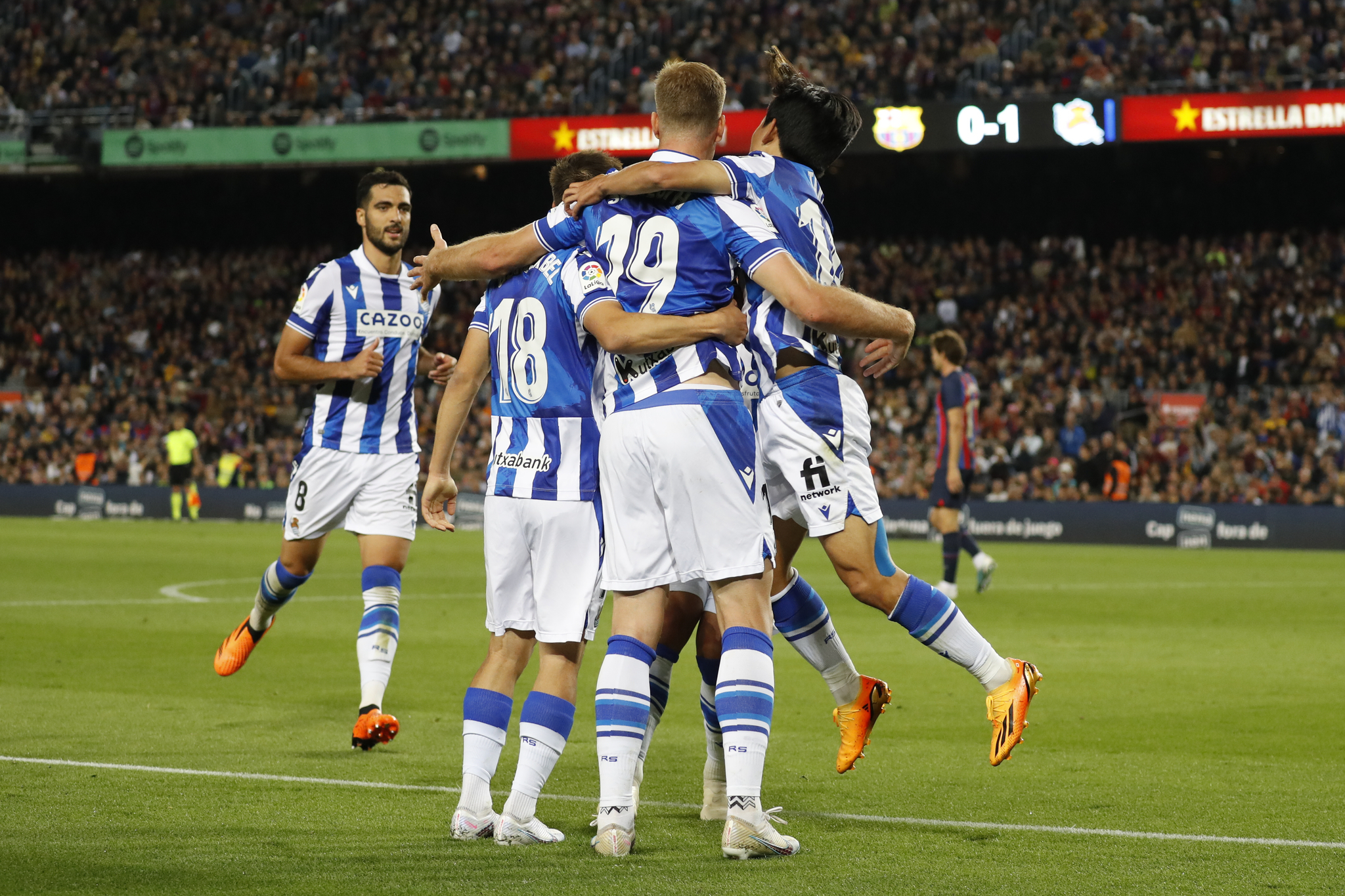 Los jugadores realistas celebran su segundo gol en el Camp Nou, donde vencieron.