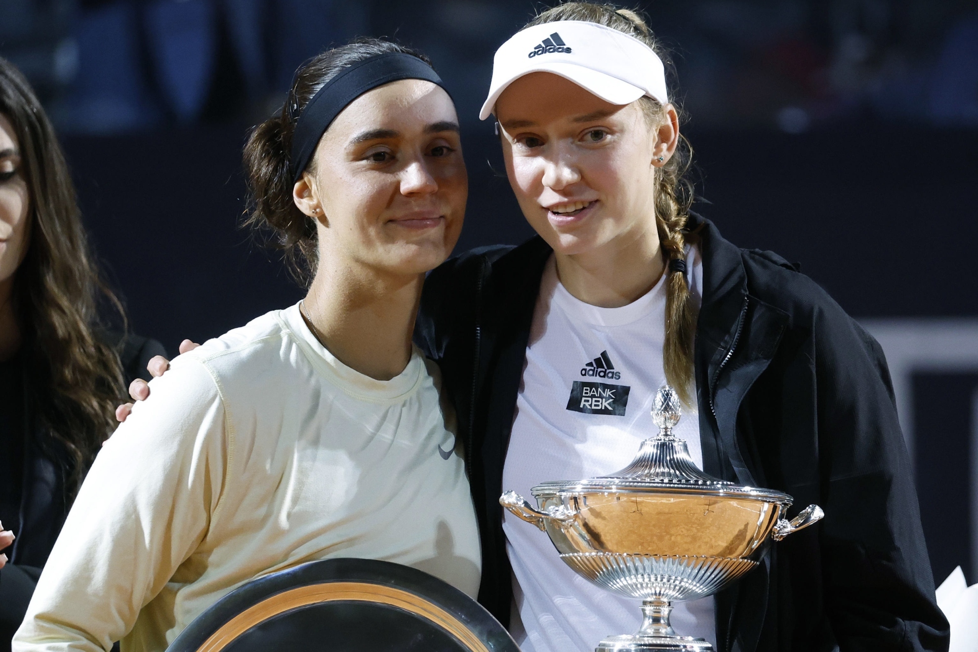 Kalinina y Rybakina, con sus trofeos