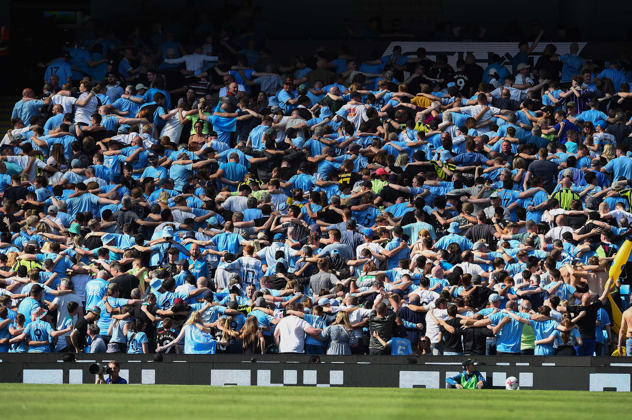  lt;HIT gt;Manchester lt;/HIT gt; (United Kingdom), 21/05/2023.-  lt;HIT gt;Manchester lt;/HIT gt; City's fans do the Poznan sporting celebration during the English Premier League soccer match between  lt;HIT gt;Manchester lt;/HIT gt; City and Chelsea at the Etihad in  lt;HIT gt;Manchester lt;/HIT gt;, Britain, 21 May 2023. (Reino Unido) EFE/EPA/Peter Powell EDITORIAL USE ONLY. No use with unauthorized audio, video, data, fixture lists, club/league logos or 'live' services. Online in-match use limited to 120 images, no video emulation. No use in betting, games or single club/league/player publications