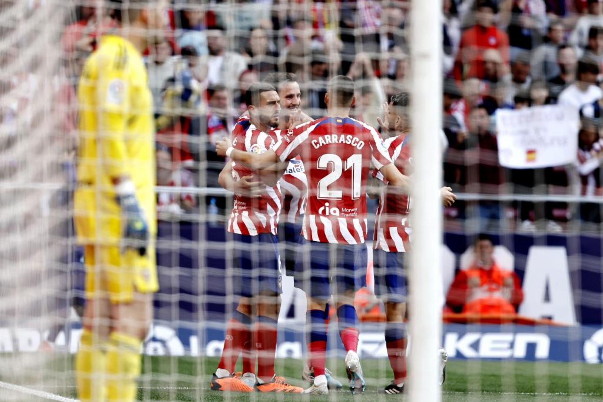 Los jugadores del Atlético celebran uno de los tres goles que marcaron ante Osasuna.