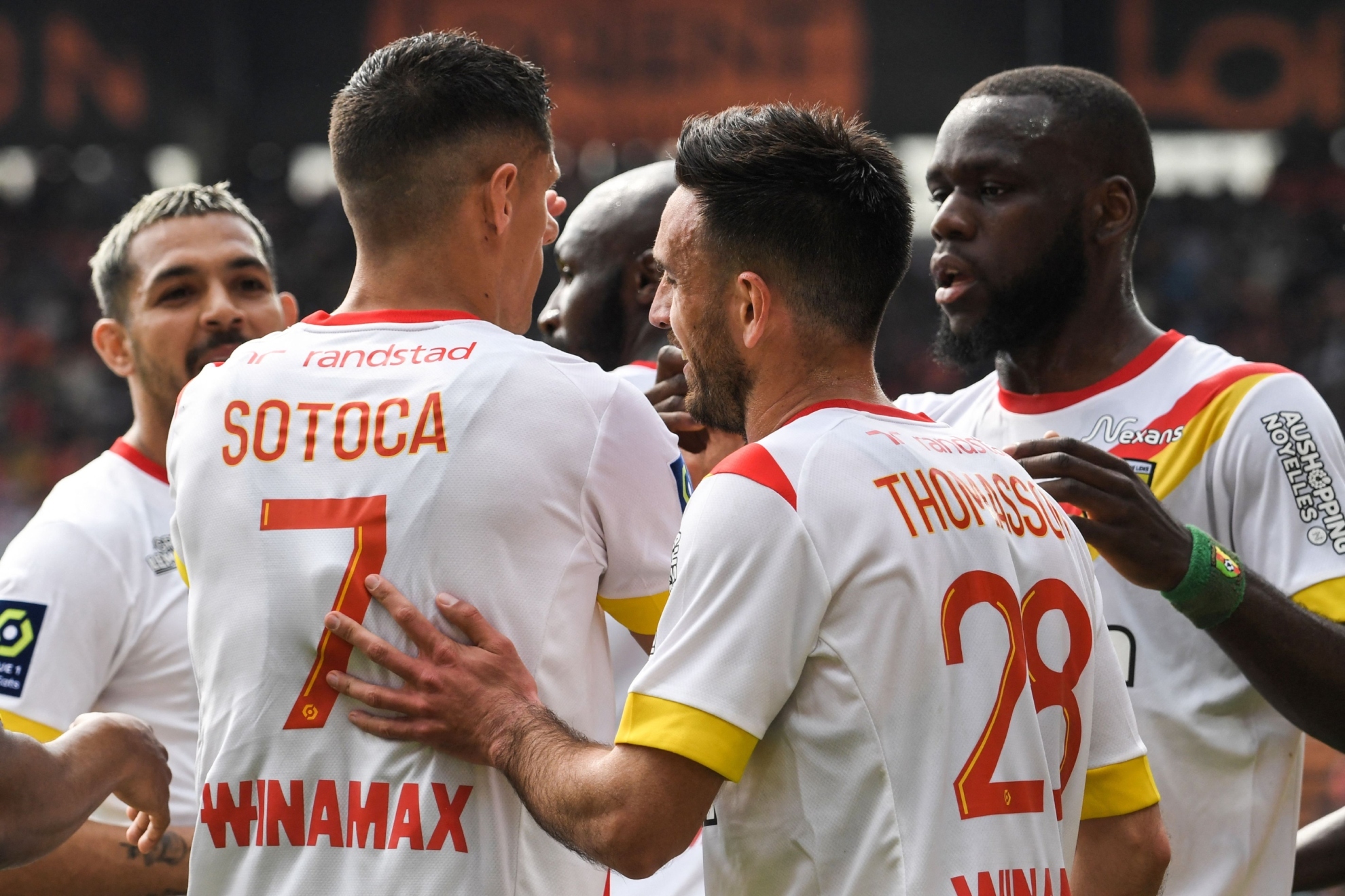 Los jugadores del Lens celebran un gol al Lorient