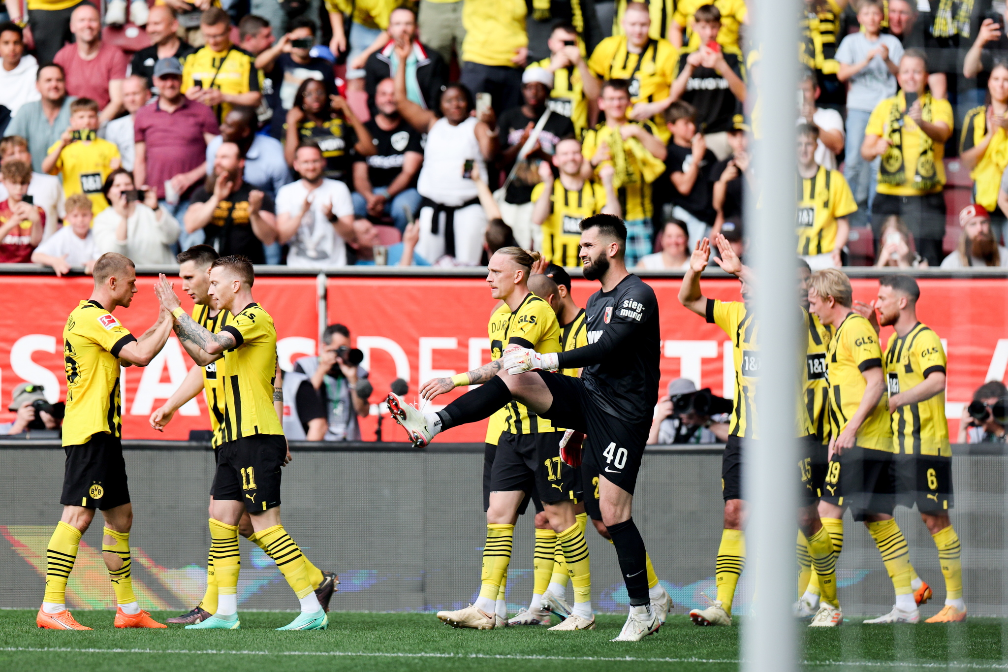 Borussia Dortmund se enfila al ttulo de la Bundesliga con una goleada al Augsburgo