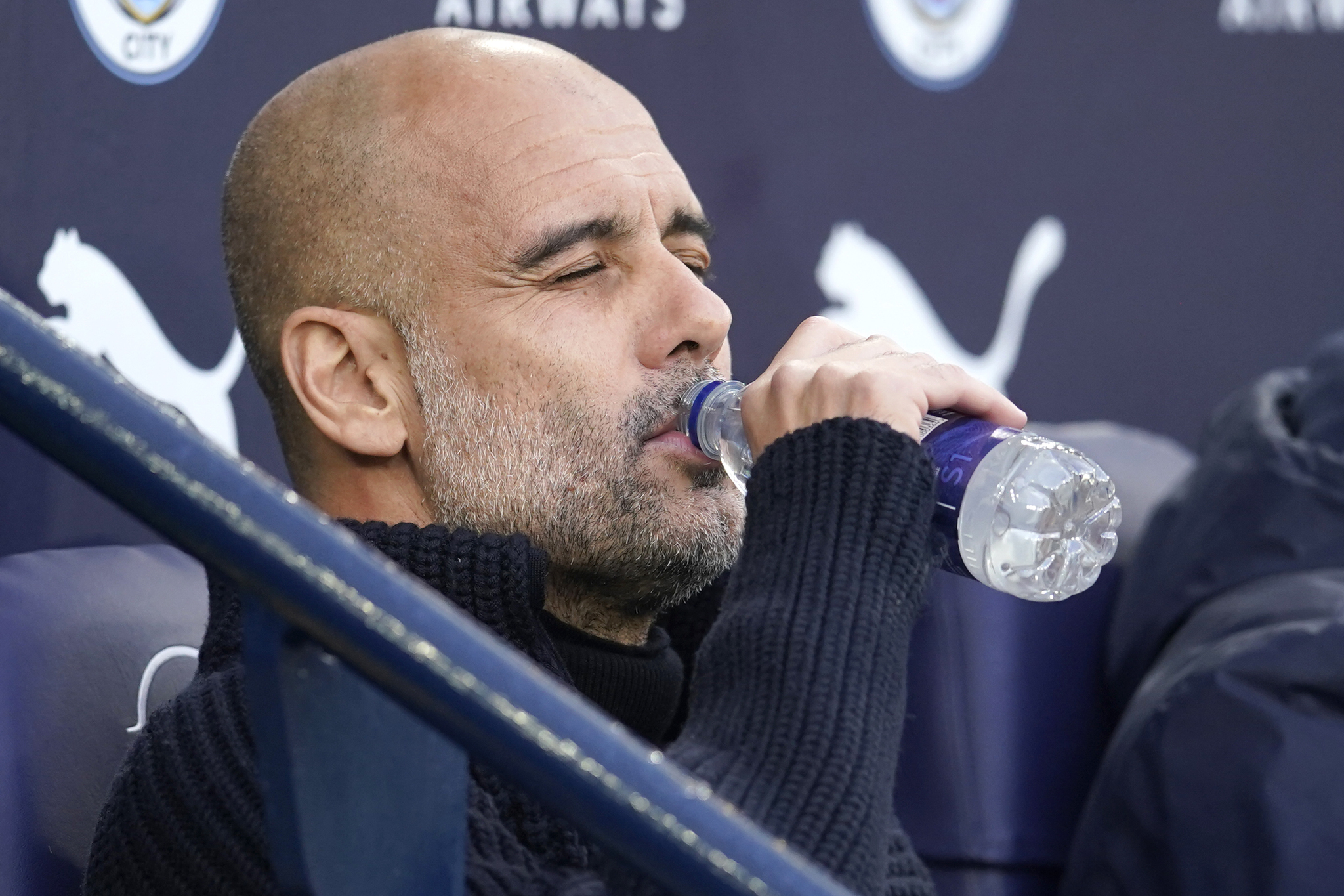 Guardiola bebe agua durante un partido del Manchester City