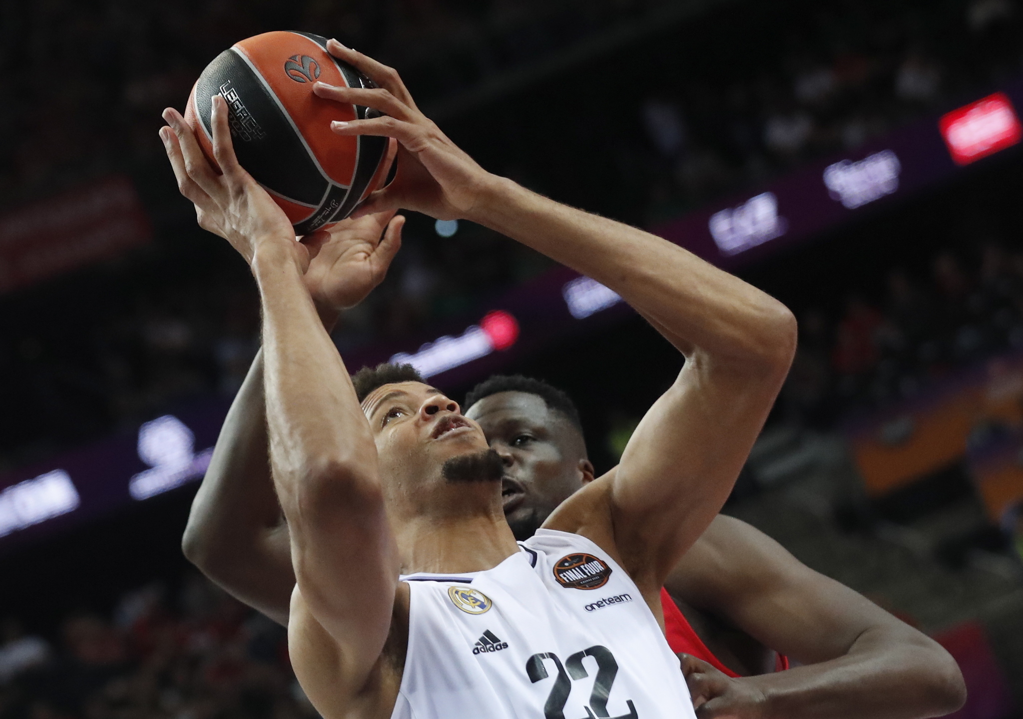  lt;HIT gt;Kaunas lt;/HIT gt; (Lithuania), 21/05/2023.- Olympiacos' Moustapha Fall and Real Madrid's Walter Tavares (L) in action during the Euroleague Basketball final match between Olympiacos Piraeus and Real Madrid in  lt;HIT gt;Kaunas lt;/HIT gt;, Lithuania, 21 May 2023. (Baloncesto, Euroliga, Lituania, Pireo) EFE/EPA/TOMS KALNINS