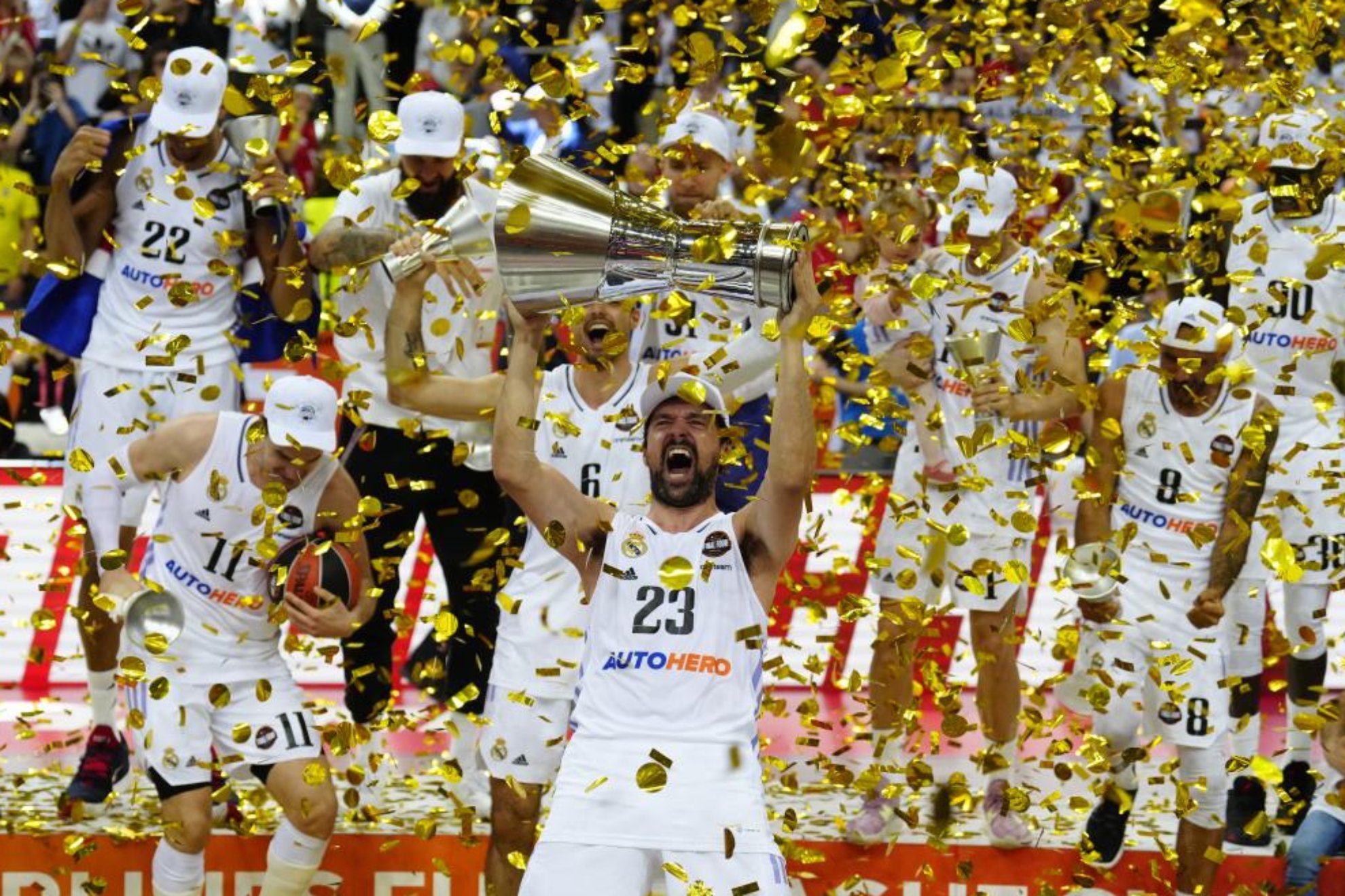El capitán del Madrid, Llull, levanta el trofeo de campeón.
