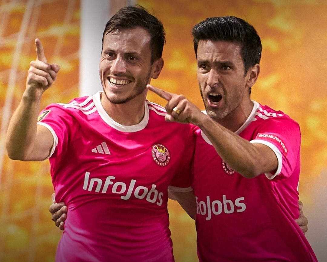 Espinosa y Bueno celebrando un tanto de Porcinos FC en la Kings League InfoJobs.