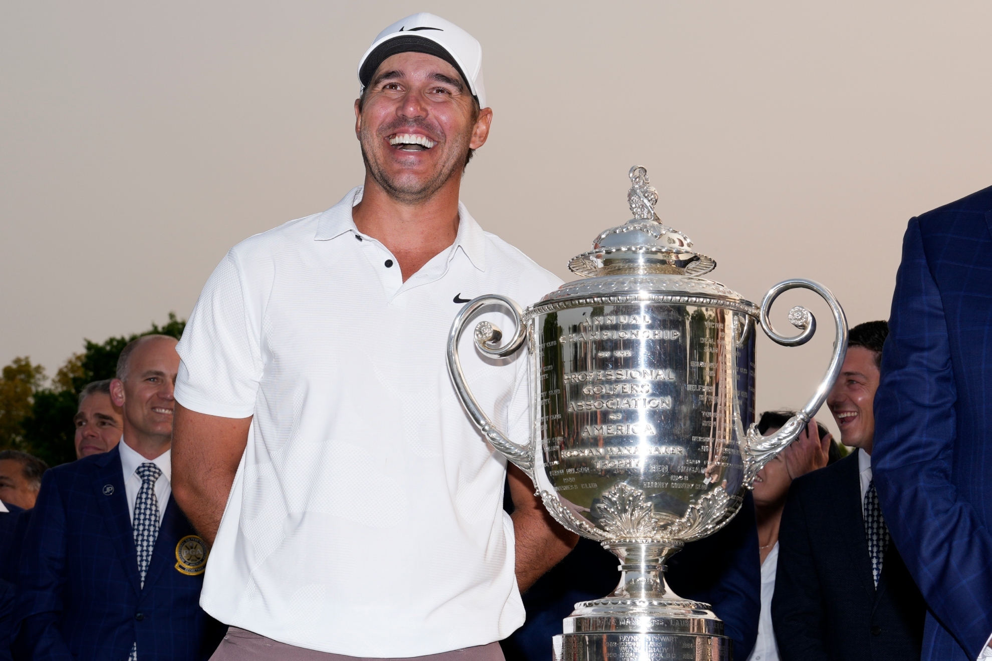 Koepka con el trofeo Wanamaker que se entrega al ganador del PGA Championship.