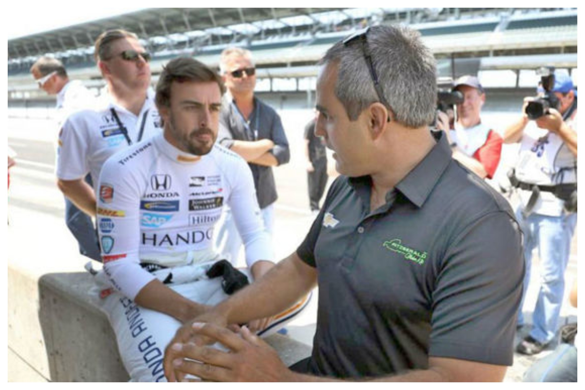 Montoya conversa con Alonso.