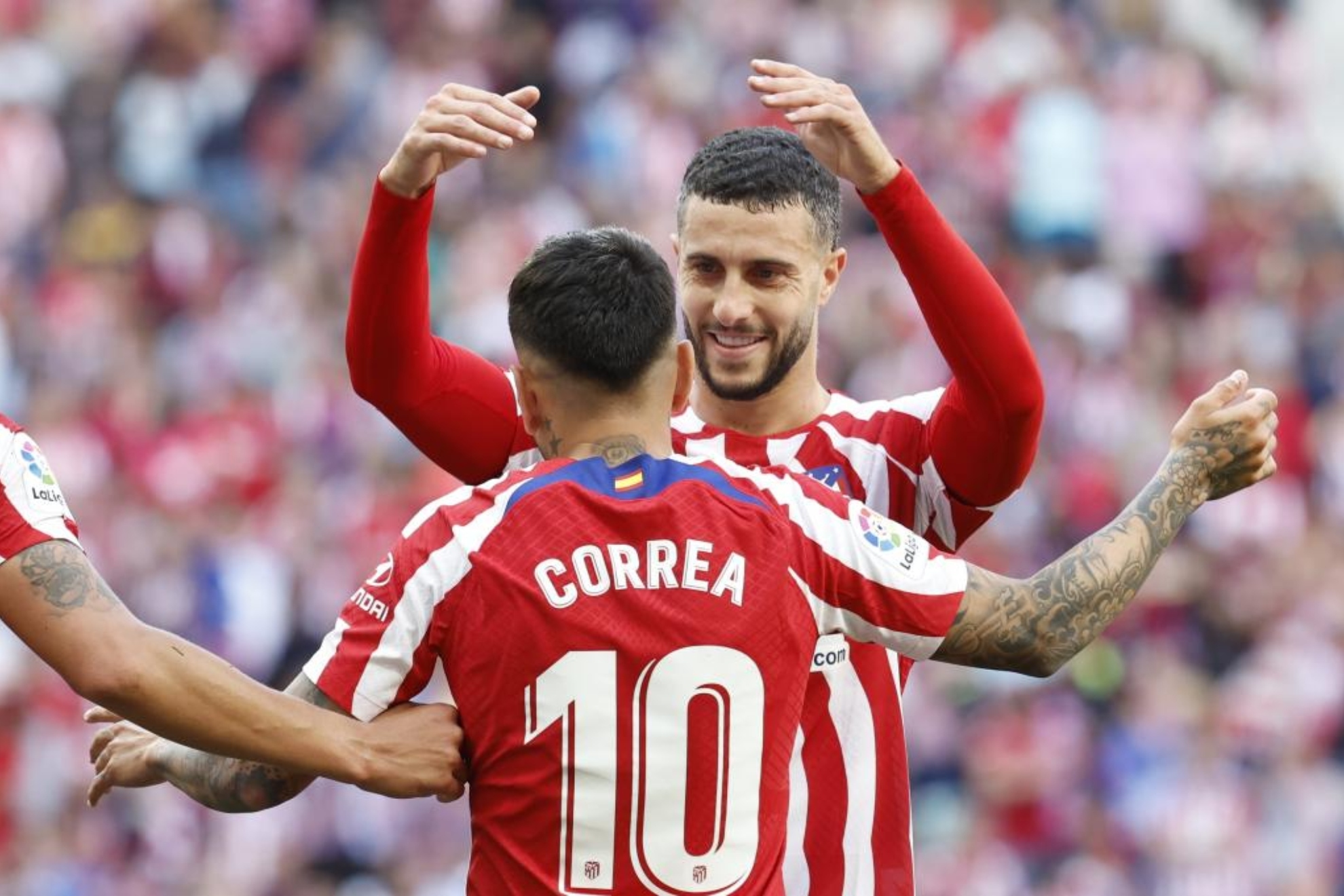 Hermoso celebra con Correa uno de los goles a Osasuna.