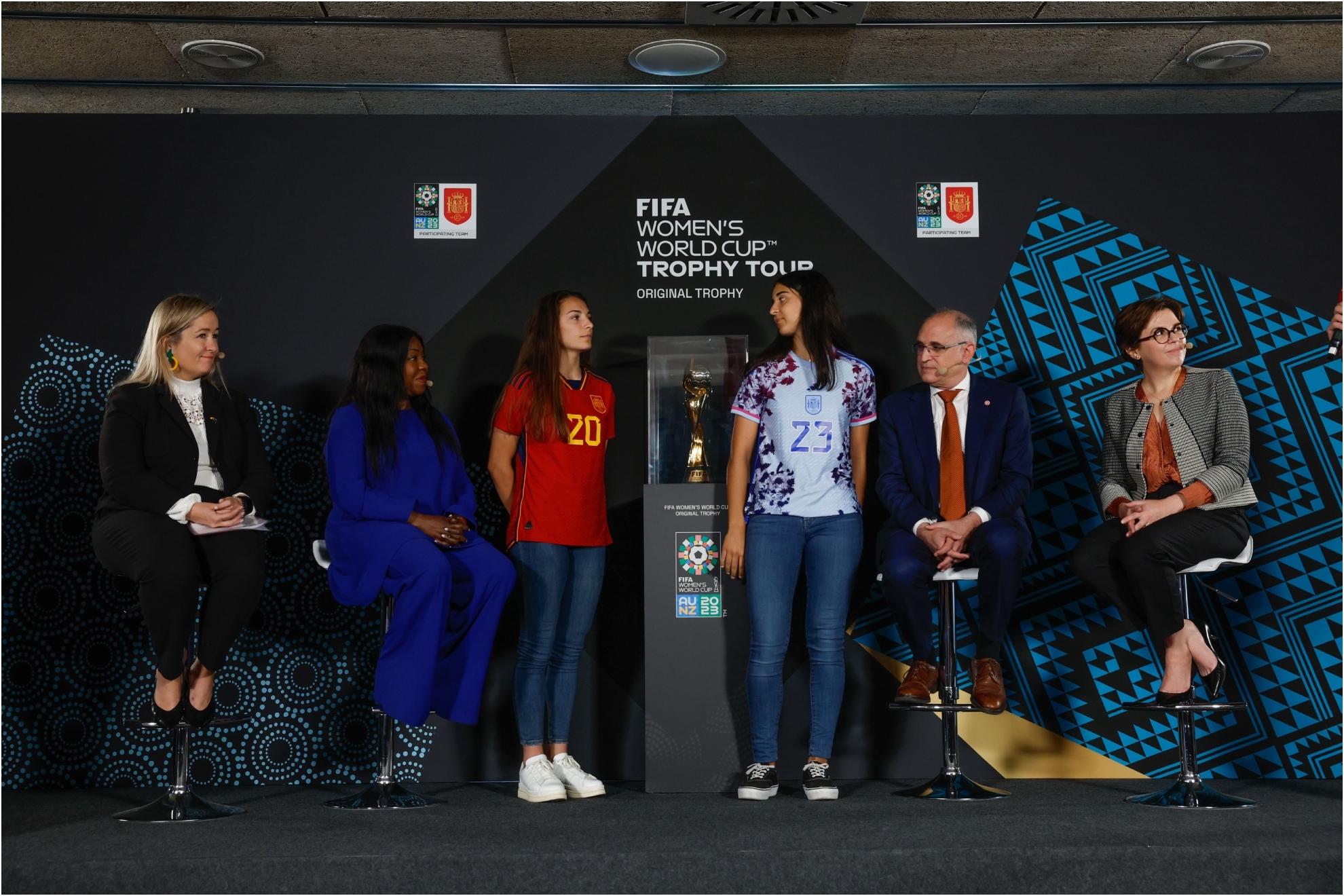La secretaria general de FIFA, Fatma Samoura (2d) y la embajadora en España de Nueva Zelanda, Tara Morton (i) durante el acto institucional de recepción del trofeo del Mundial femenino 2023, que se disputará en Australia y Nueva Zelanda entre el 20 de julio y el 20 de agosto, este lunes en la Ciudad del Fútbol de Las Rozas (Madrid).